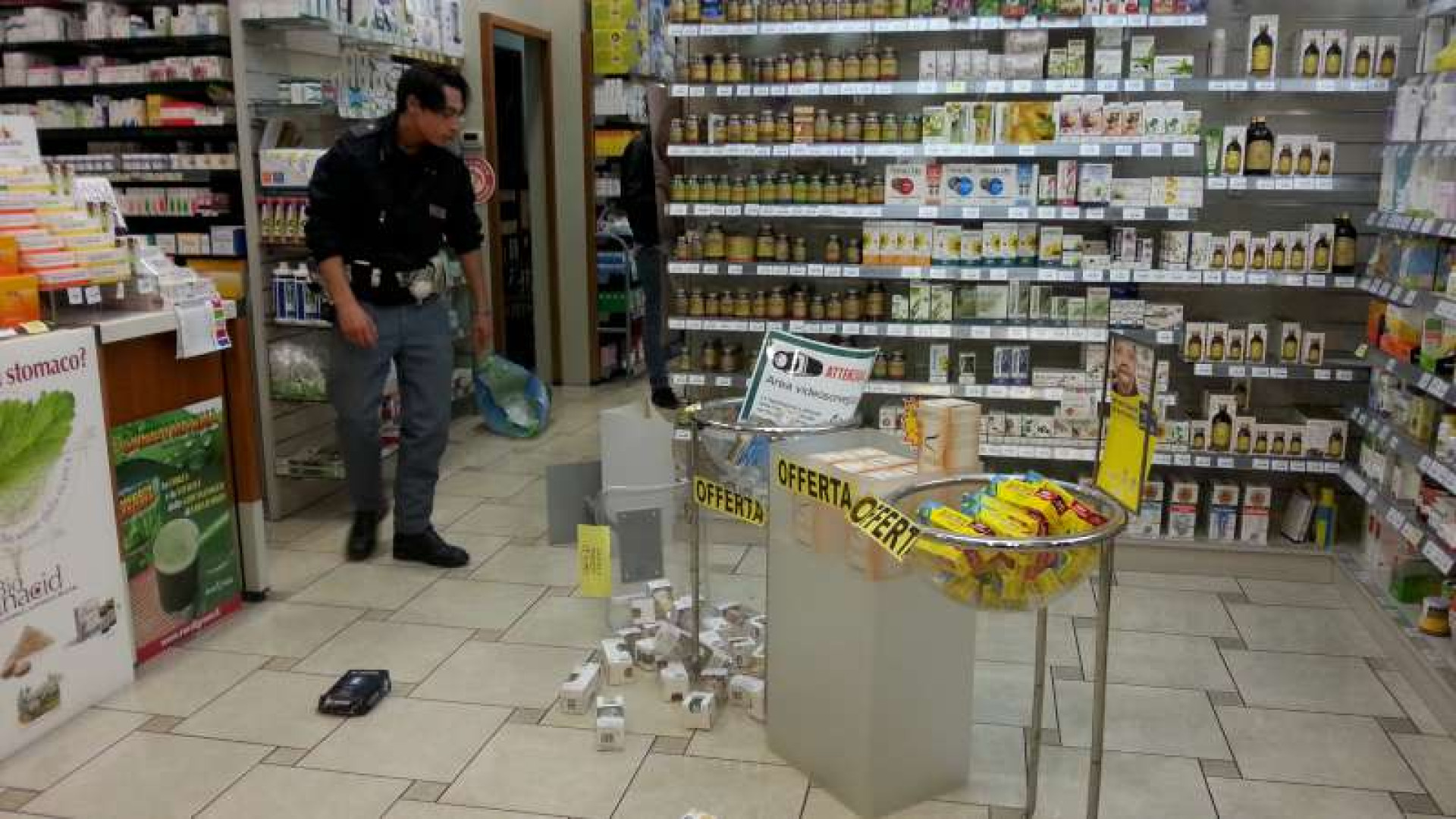 Rapina alla farmacia Dallavalle: parte un colpo di pistola