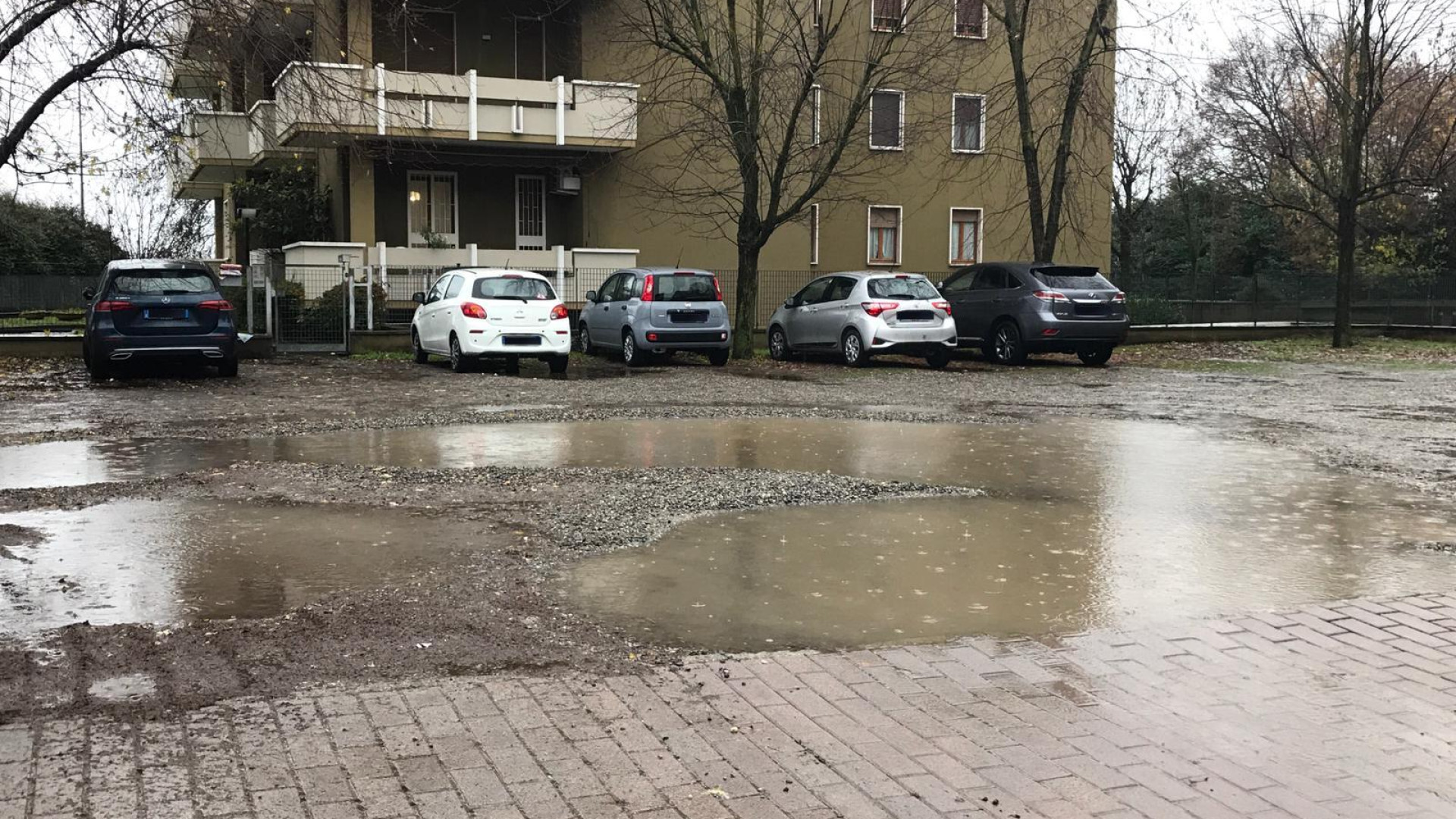 Il parcheggio sterrato è un lago: "Sistemazione bloccata da 40 anni"
