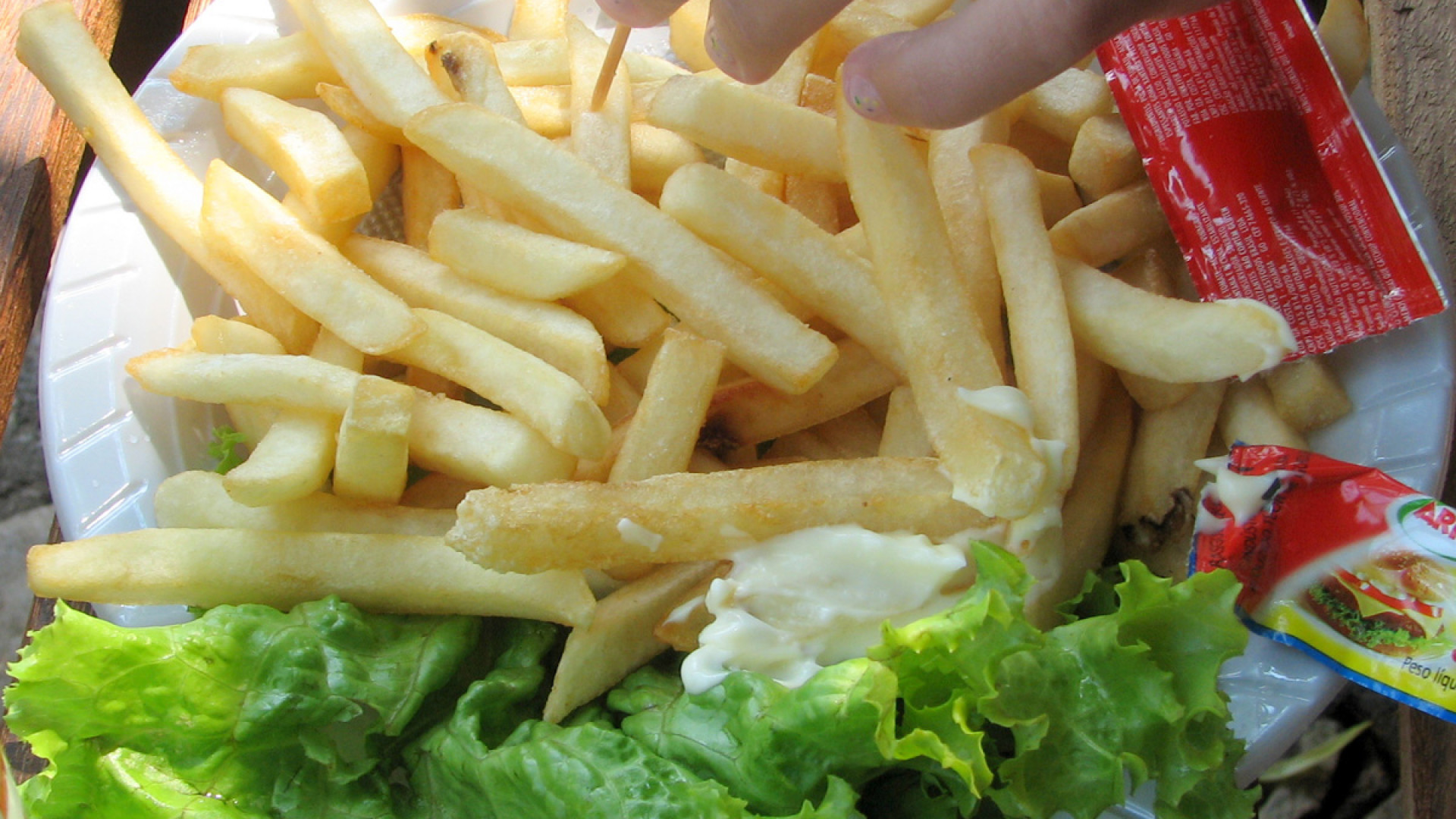 Simulano un’intossicazione alimentare per ottenere il risarcimento dal fast food