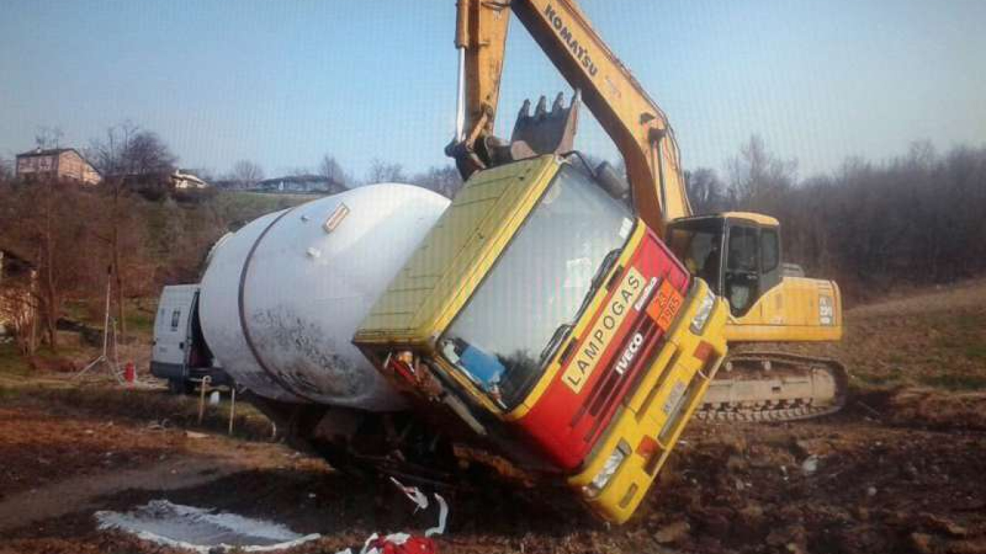 Gpl bruciato, autocisterna raddrizzata con un grosso escavatore. Le foto