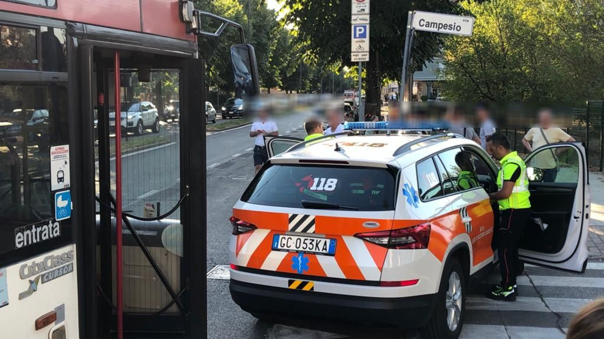 Donna urtata da un'auto mentre attraversa la strada: portata all'ospedale