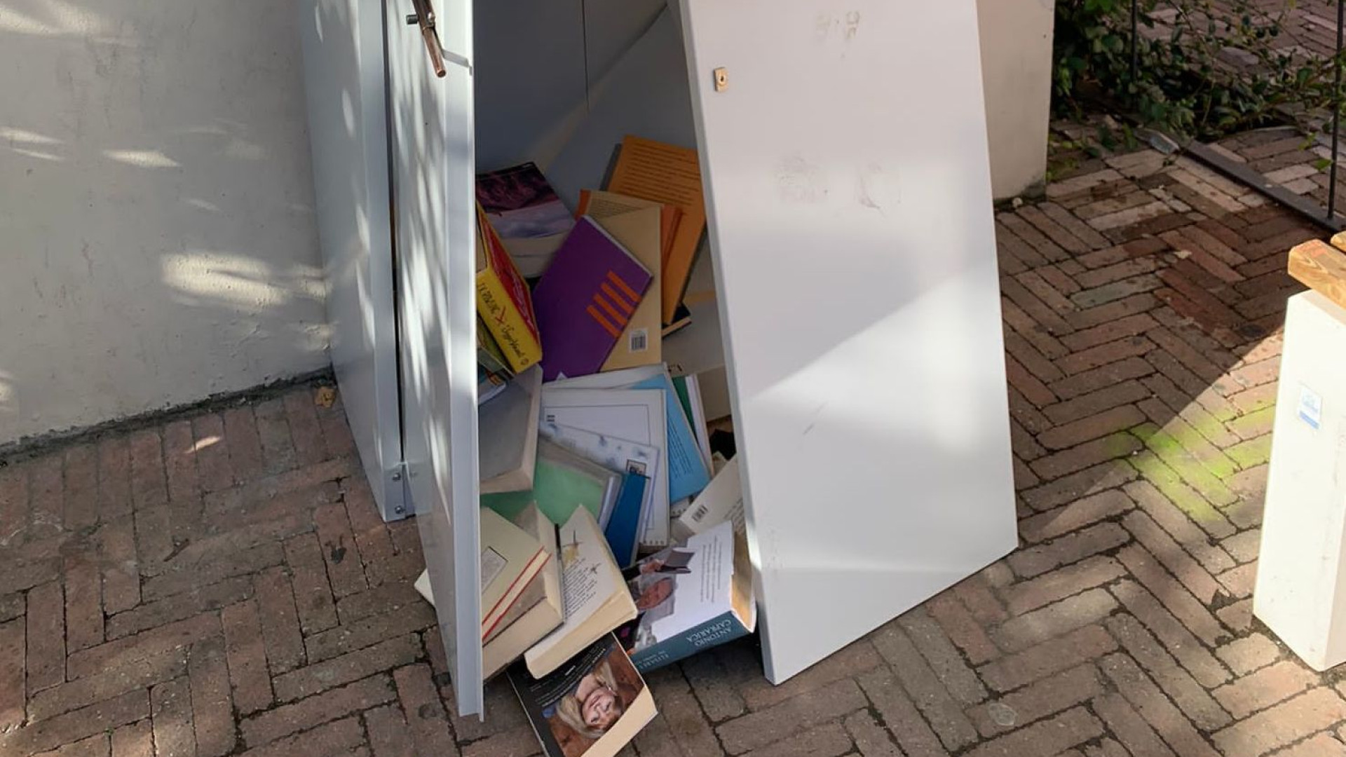 Vandali a Roveleto, distrutta la libreria di strada. Analisi delle telecamere