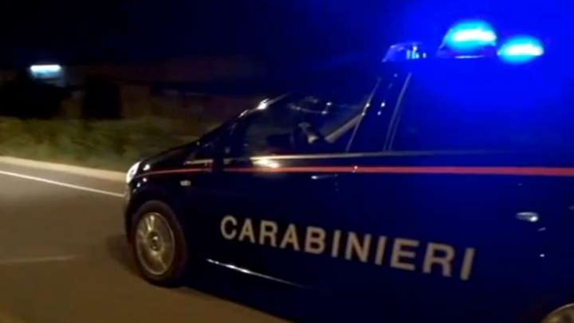 “Dammi i soldi o ti ammazzo”: donna rapinata in casa a Piacenza