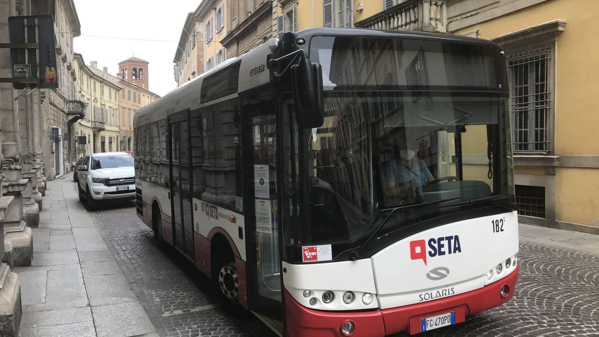 Allentamento restrizioni Covid: da domani capienza sui bus all’80%