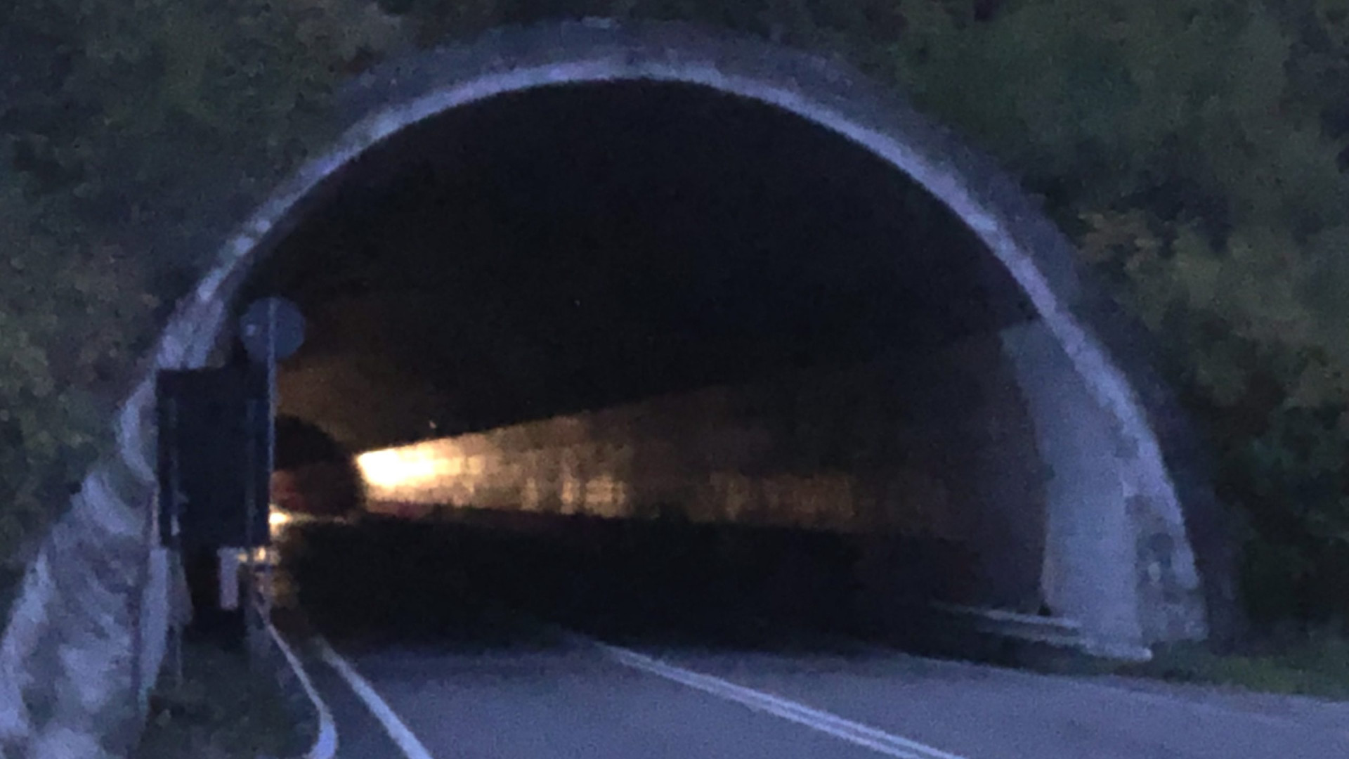 Galleria a Barberino quasi al buio. "Ciclisti, in attesa di Anas vestitevi di giallo"