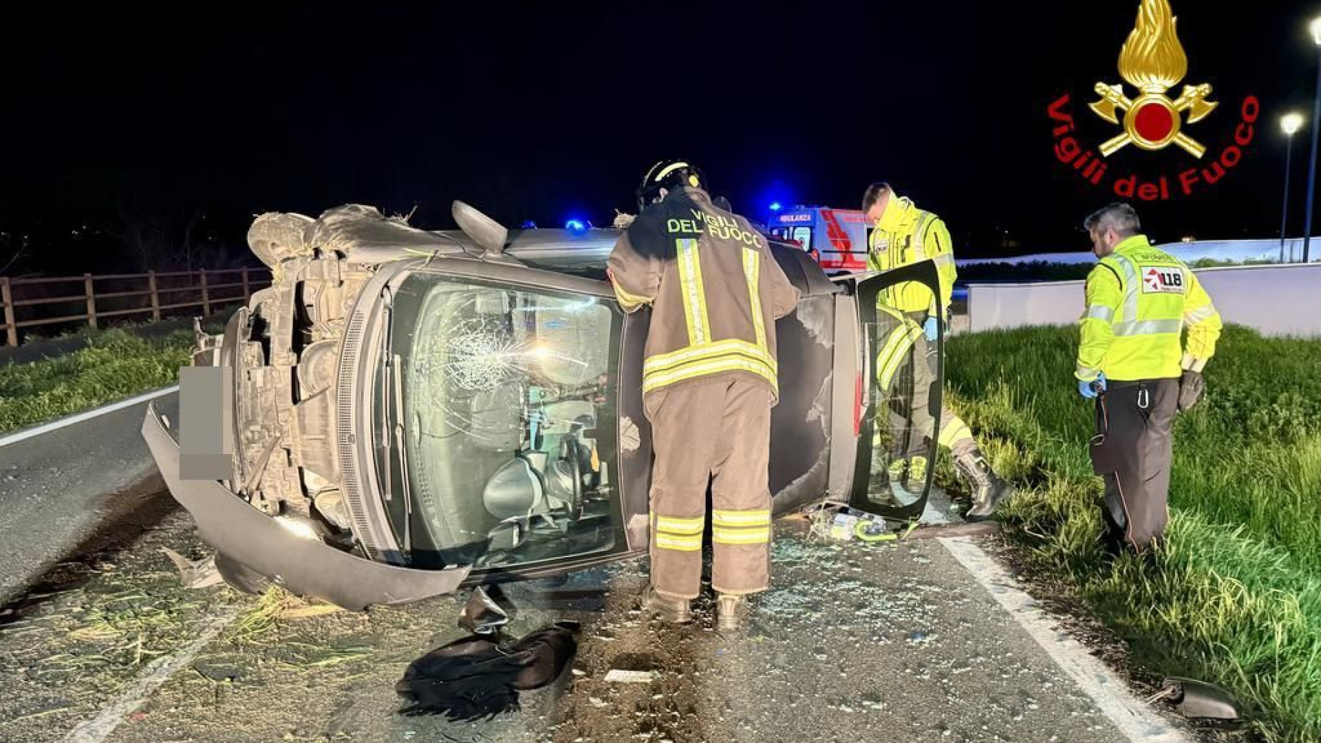 Gragnanino, auto esce di strada e si ribalta sulla carreggiata