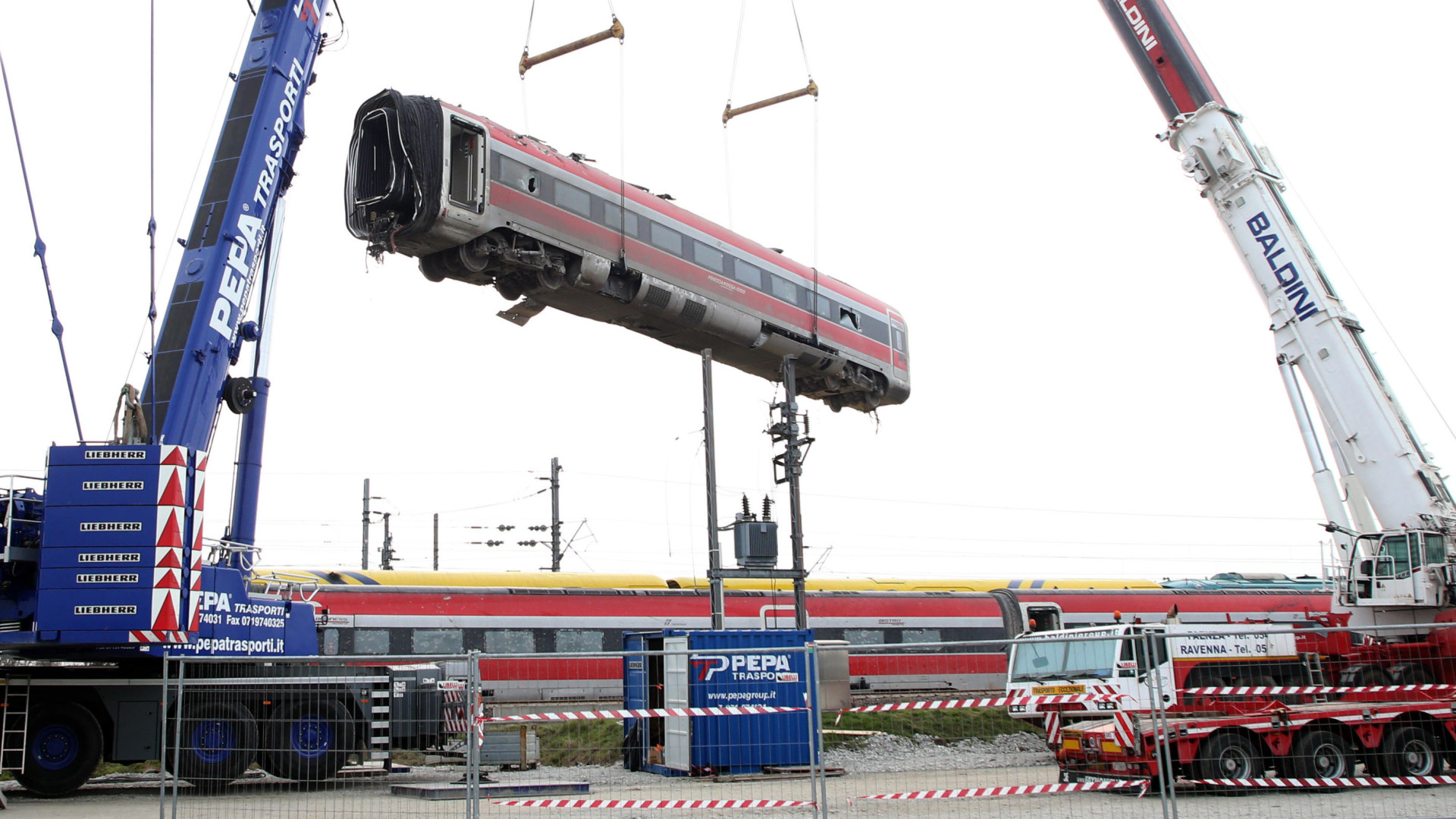 Partita l'operazione di rimozione del Frecciarossa deragliato. LE FOTO DEI LAVORI