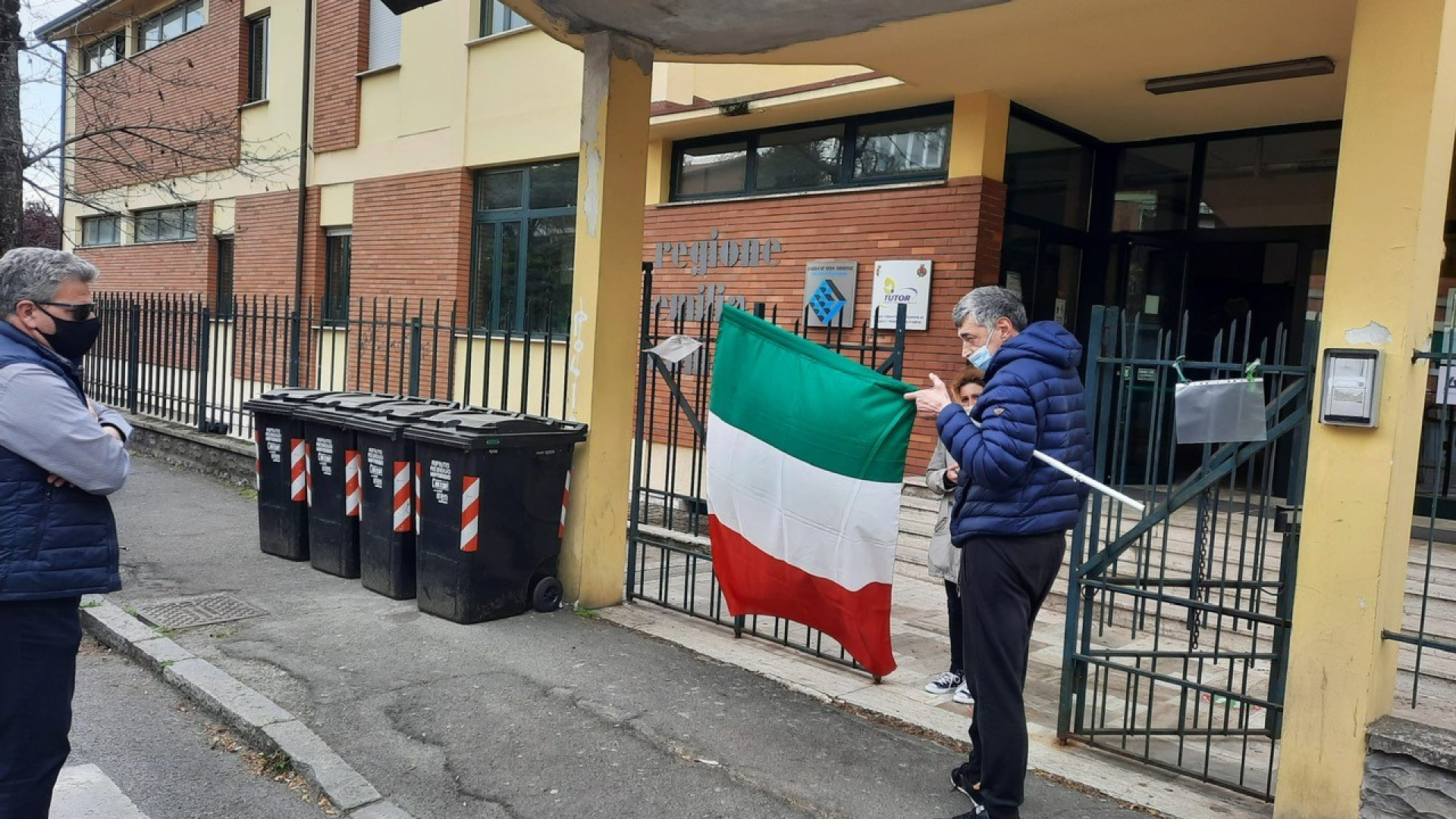 Tenta di issare una nuova bandiera all'ingresso della scuola: arrivano i carabinieri