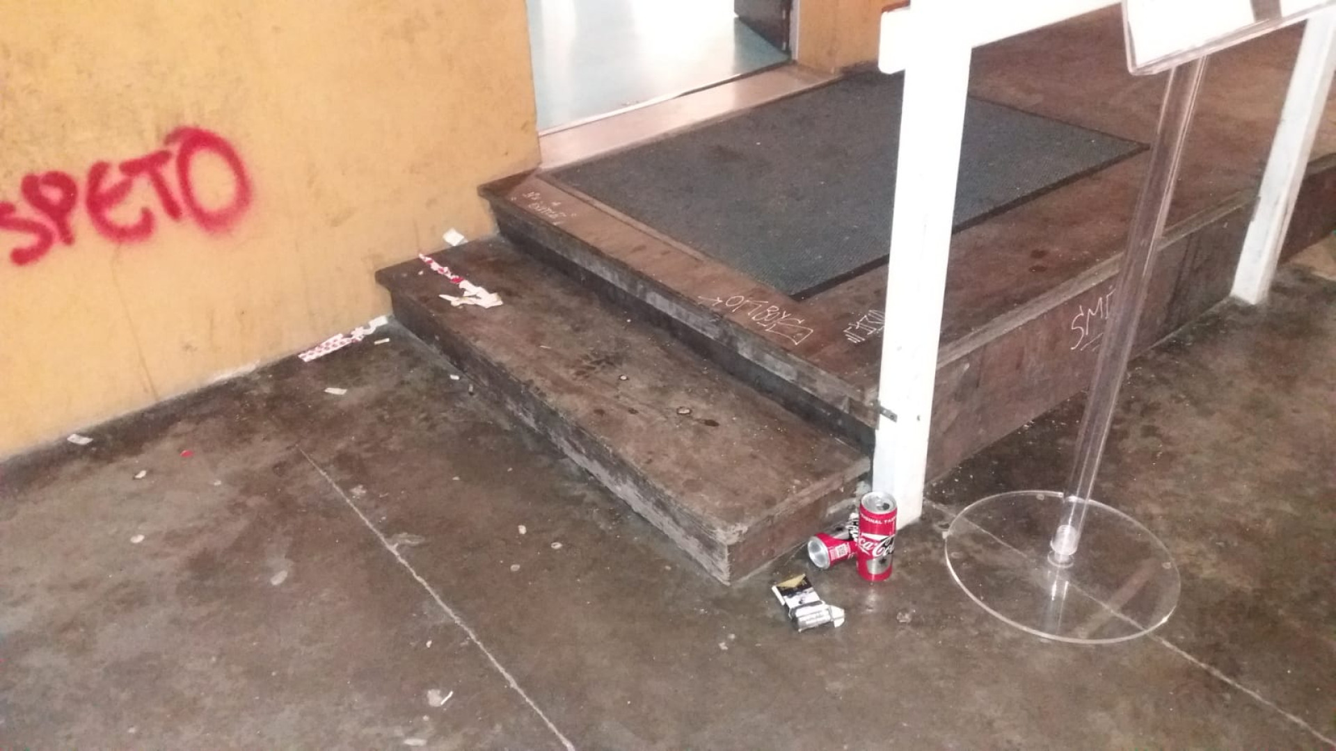Degrado davanti all'ambulatorio di via Nasalli Rocca. "Costretti a pulire"