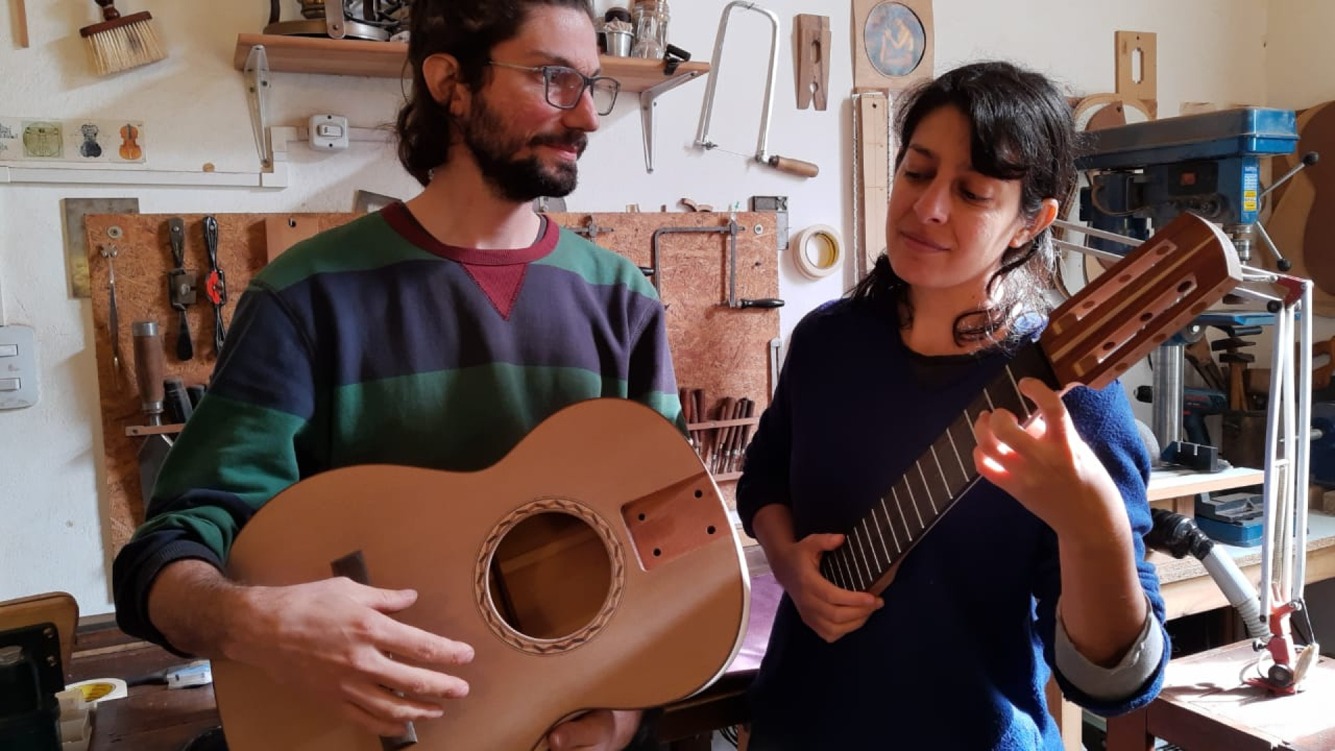 I liutai argentini Matias e Carmen scelgono di vivere e lavorare a Santa Cecilia