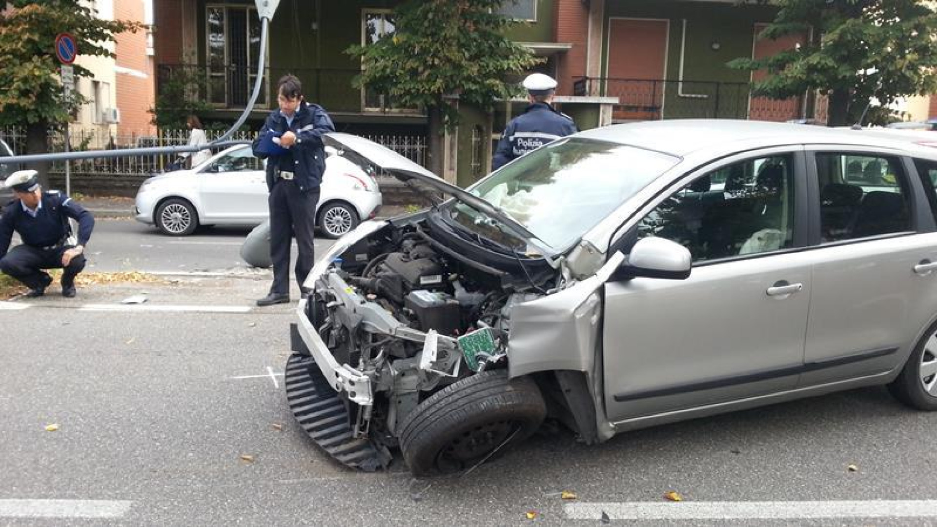 Via Primo Maggio, perde il controllo dell'auto e abbatte un palo