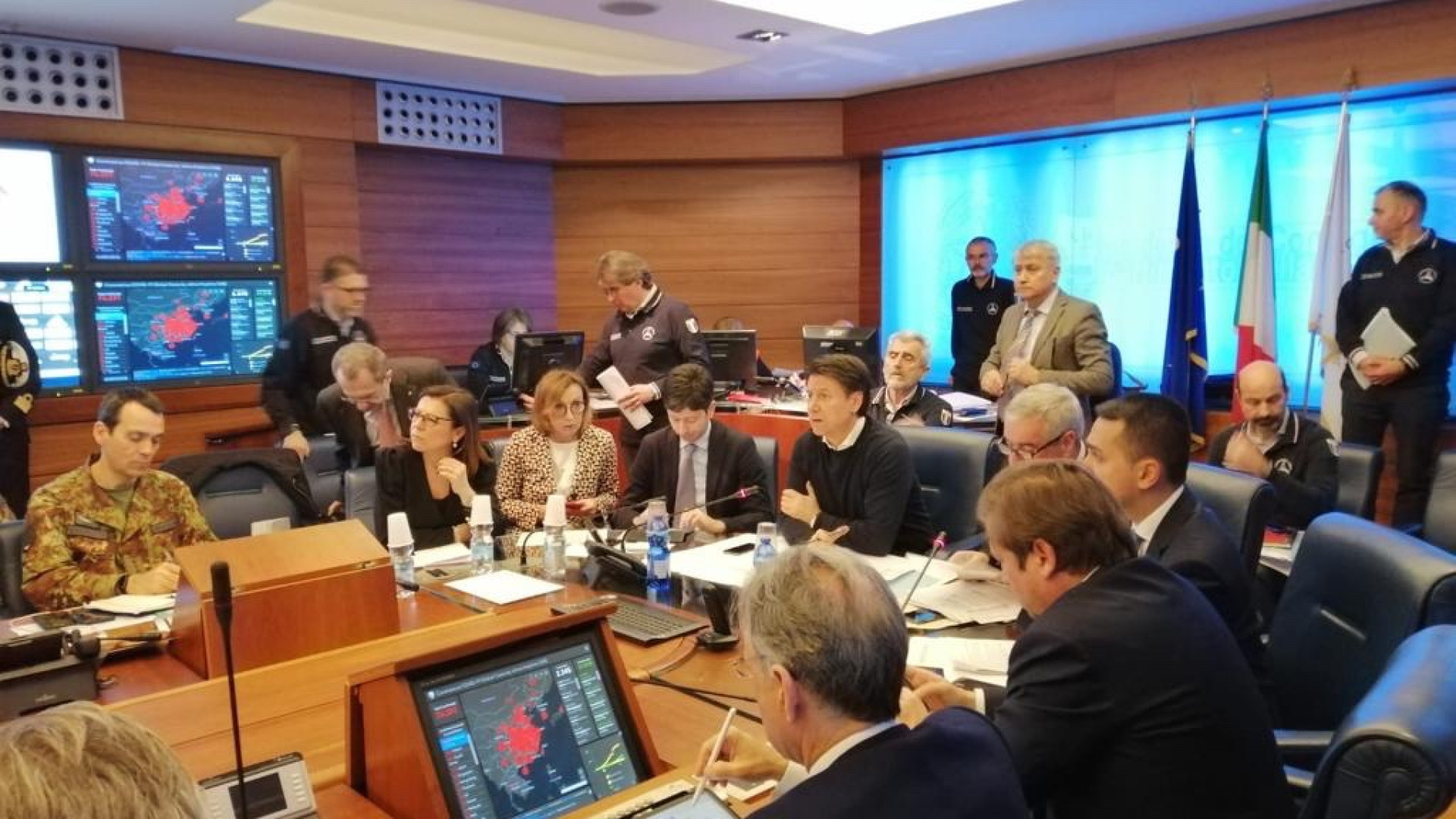 Provvedimento del consiglio dei ministri già operativo, i militari presidiano gli accessi al Lodigiano