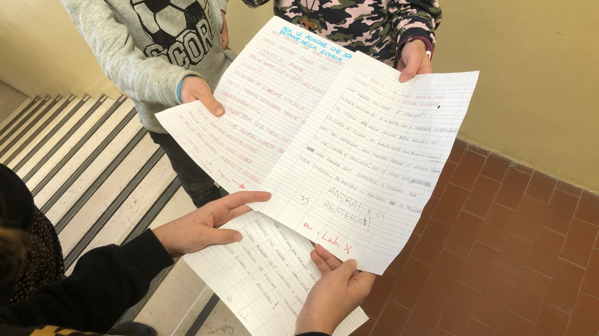 I bimbi: "Non rubate, per favore". Ma i ladri tornano, nuovo furto alla De Amicis