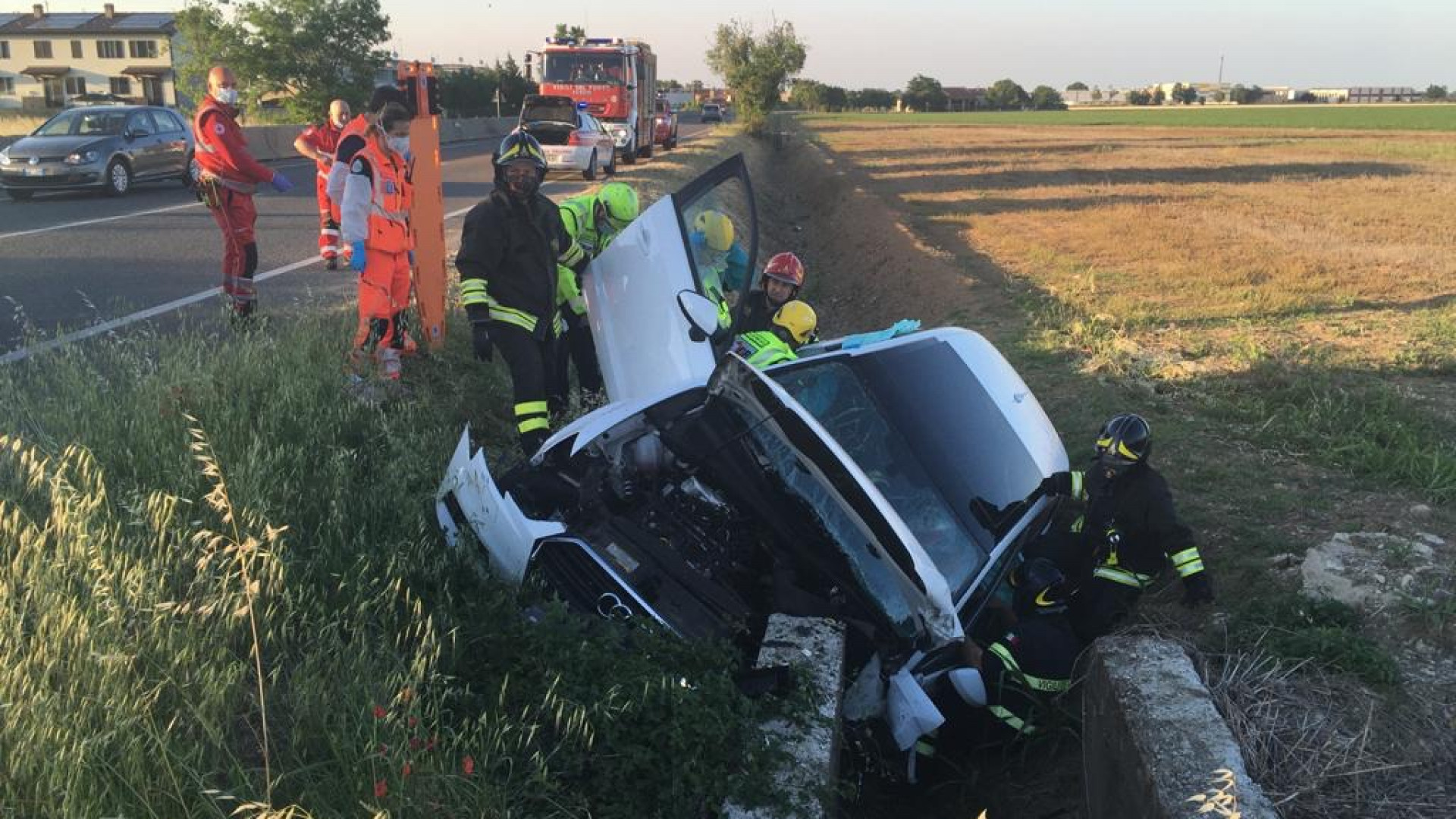 Sbanda lungo la Agazzana, ragazza incastrata tra le lamiere contorte