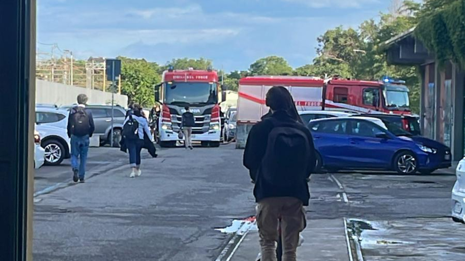Auto in fiamme nel parcheggio di via dei Pisoni, intervengono i vigili del fuoco