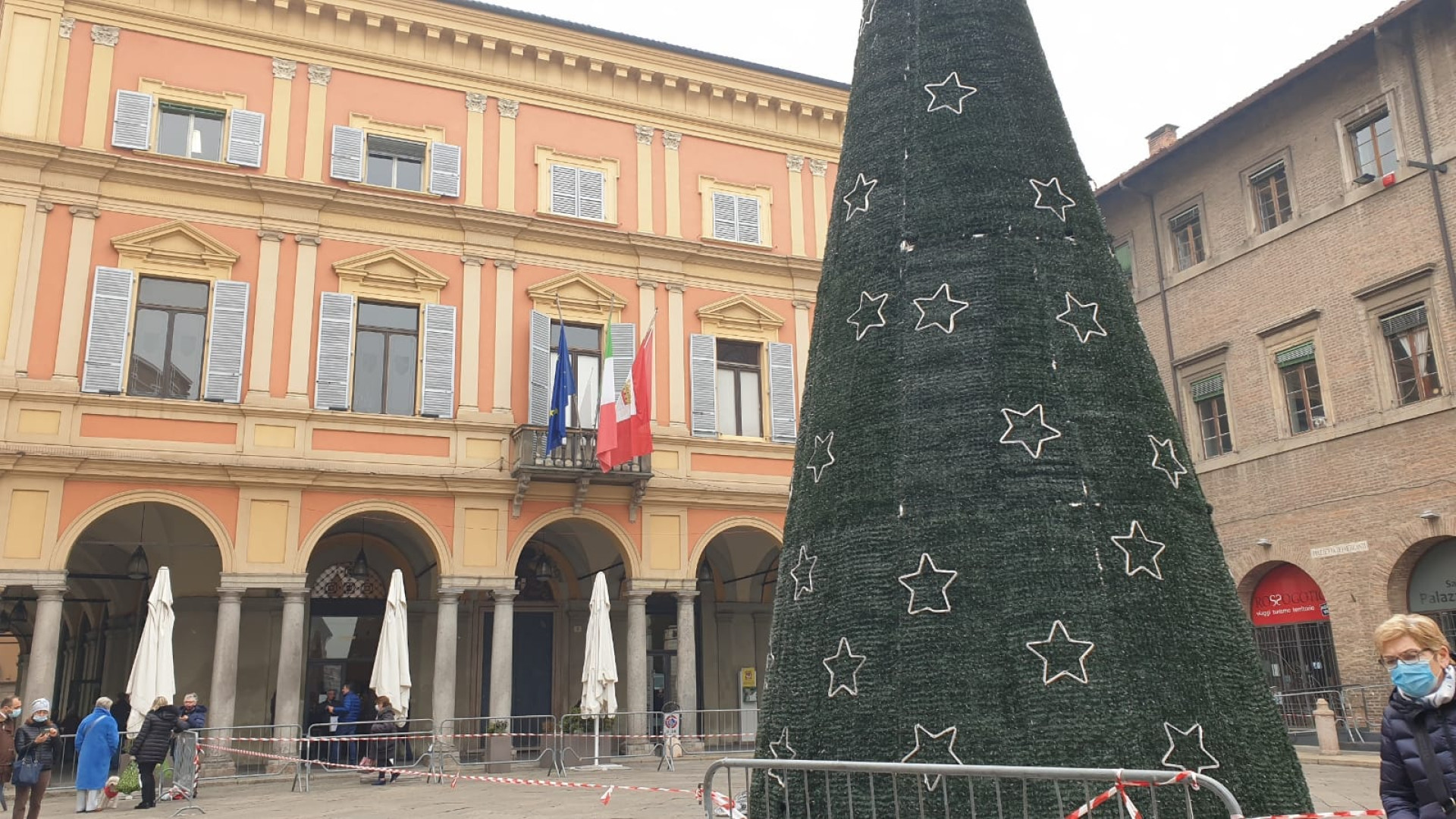 Installato l’albero di Natale. Sul Facsal arrivano Minnie e Topolino