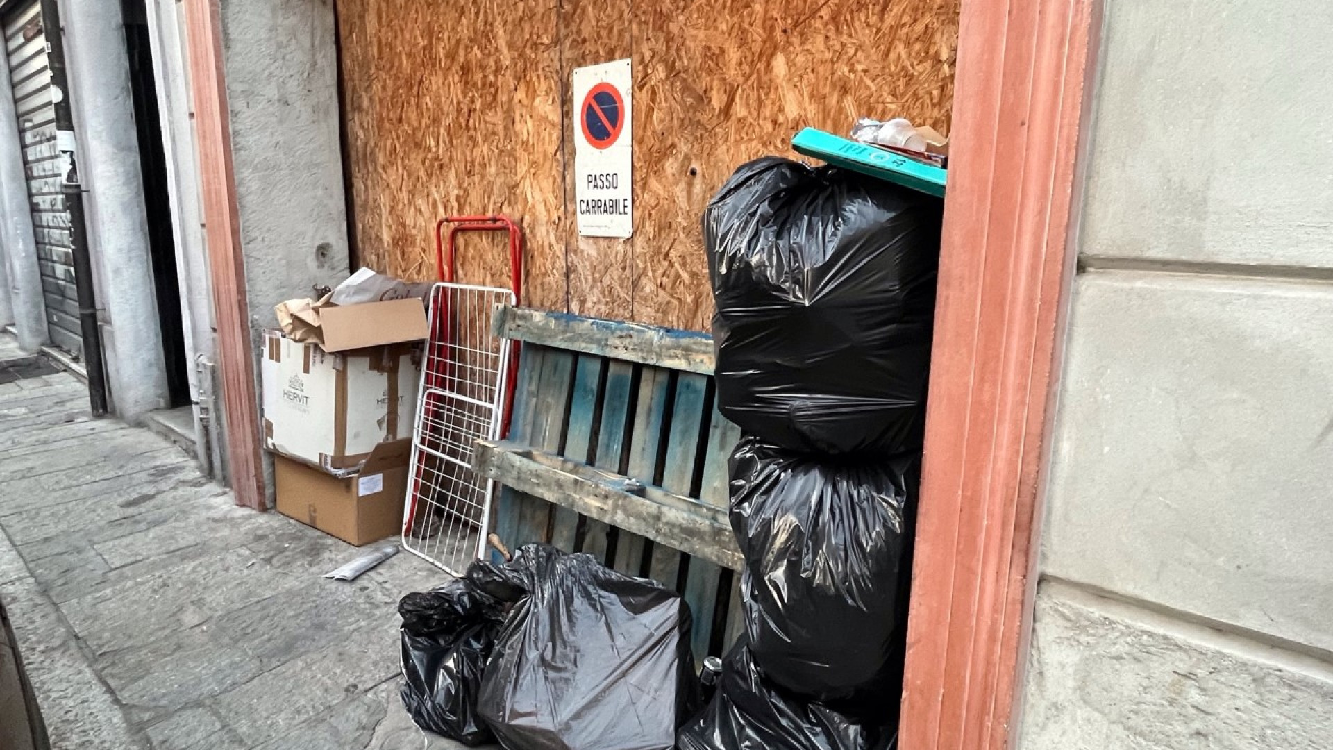 Discarica a cielo aperto in via Roma. "Ogni giorno segnalo la presenza di rifiuti"