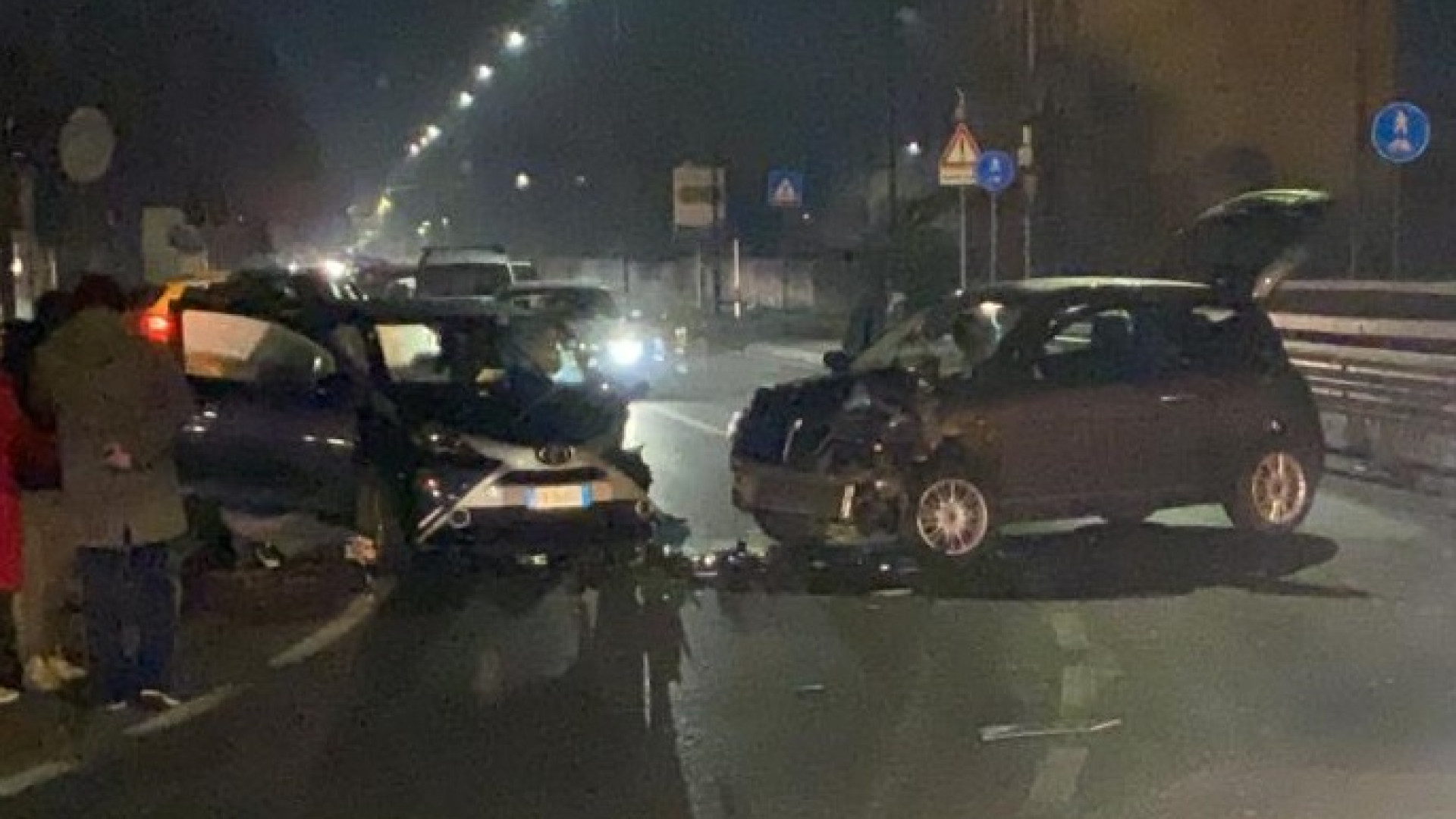 Violento frontale tra due auto in via Diete di Roncaglia: tre feriti