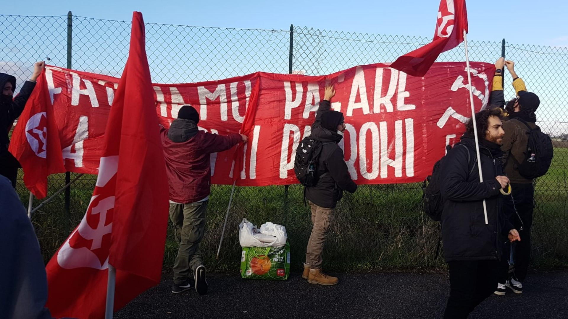 Blocchi e proteste dei Si Cobas davanti ad Amazon nel giorno del "Black friday"