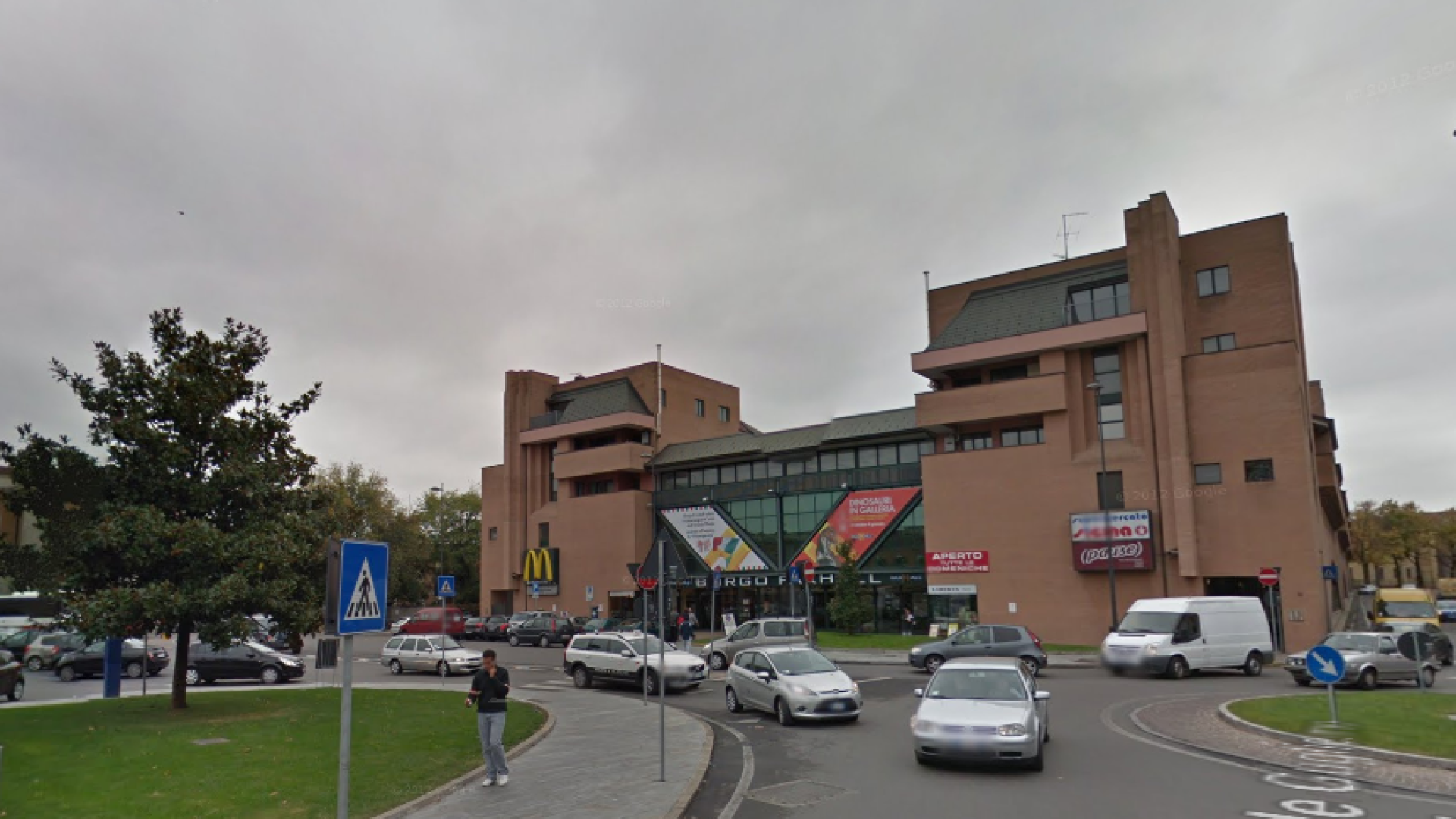 Piazzale Marconi: esce dal negozio con ai piedi le scarpe rubate e dei tagliaunghie