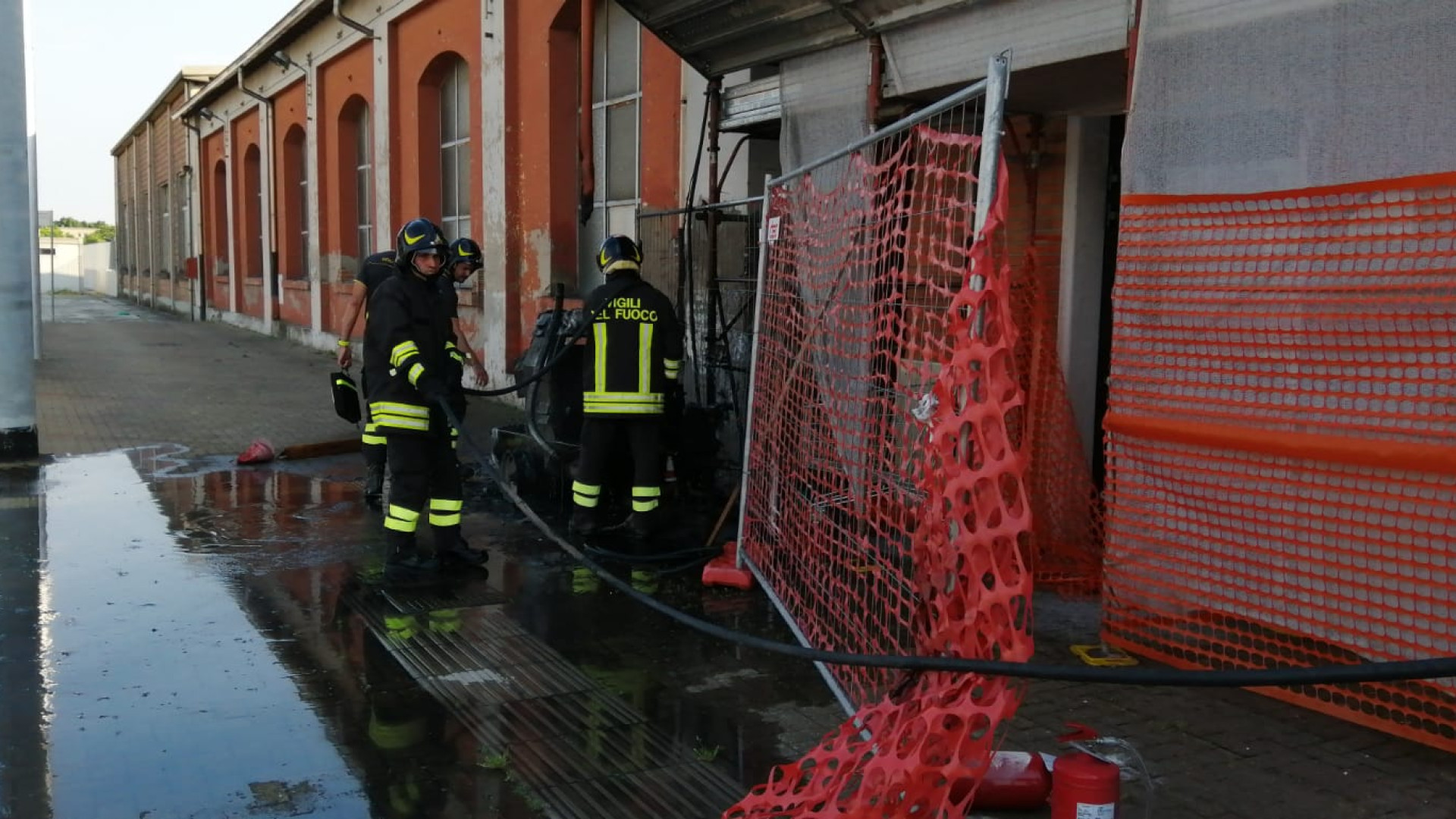 A fuoco un generatore in stazione, stop ai treni: pendolari bloccati a Milano per un'ora