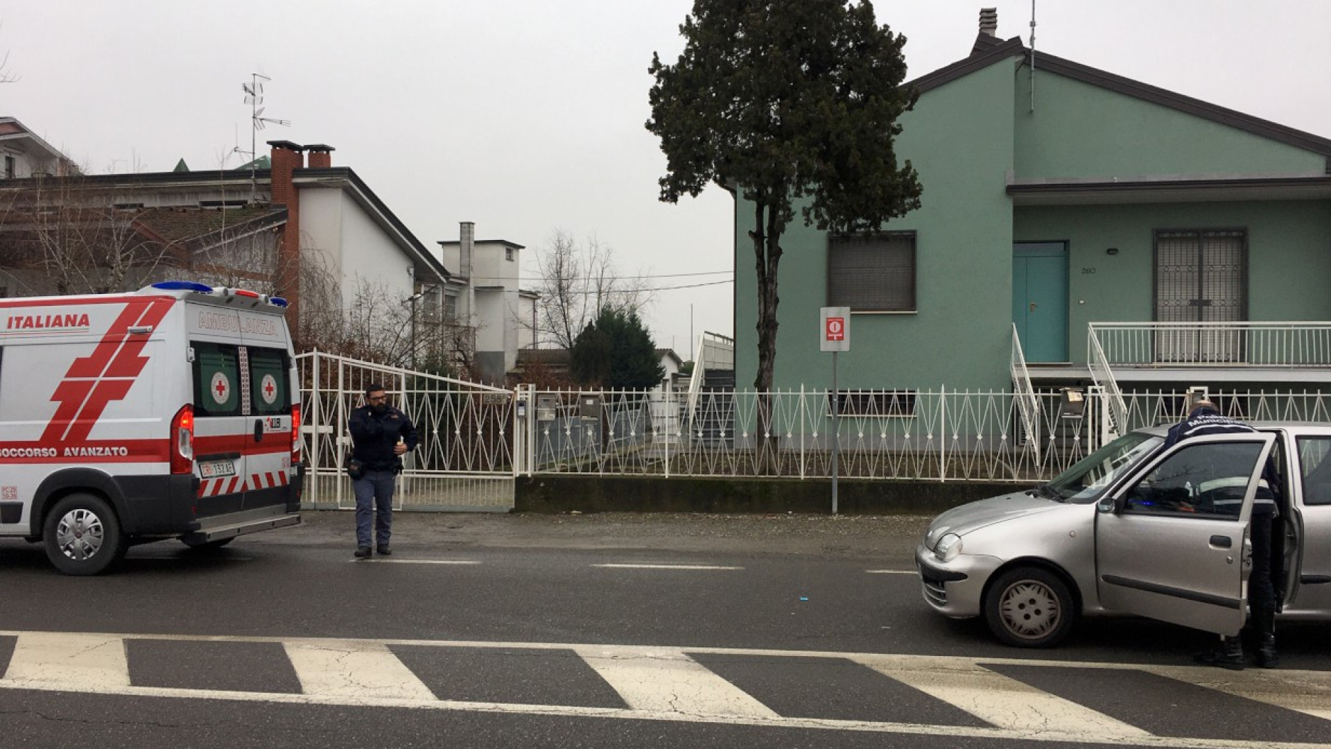 Trentenne investita da un'auto in via Emilia Pavese, non è grave