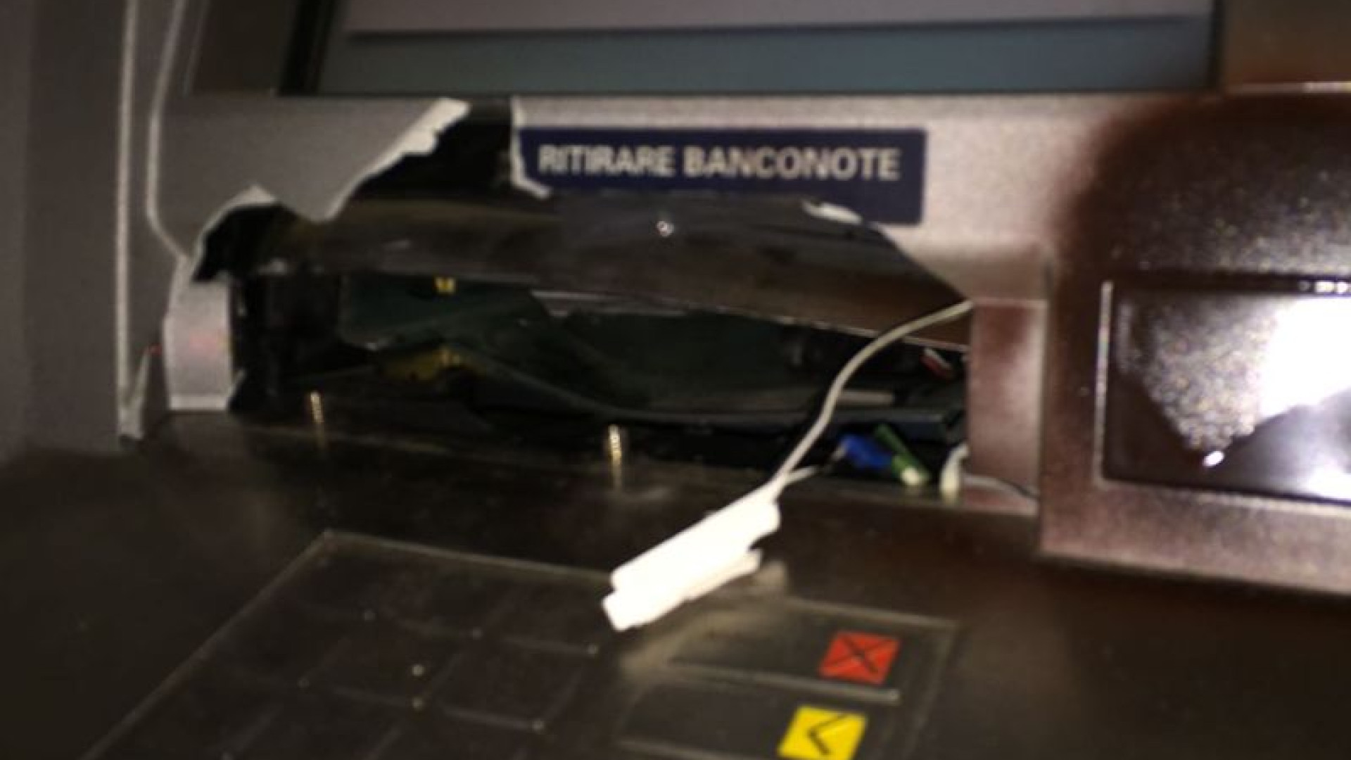 Bancomat manomesso e colpo al casello autostradale dell'A21: è caccia a tre uomini