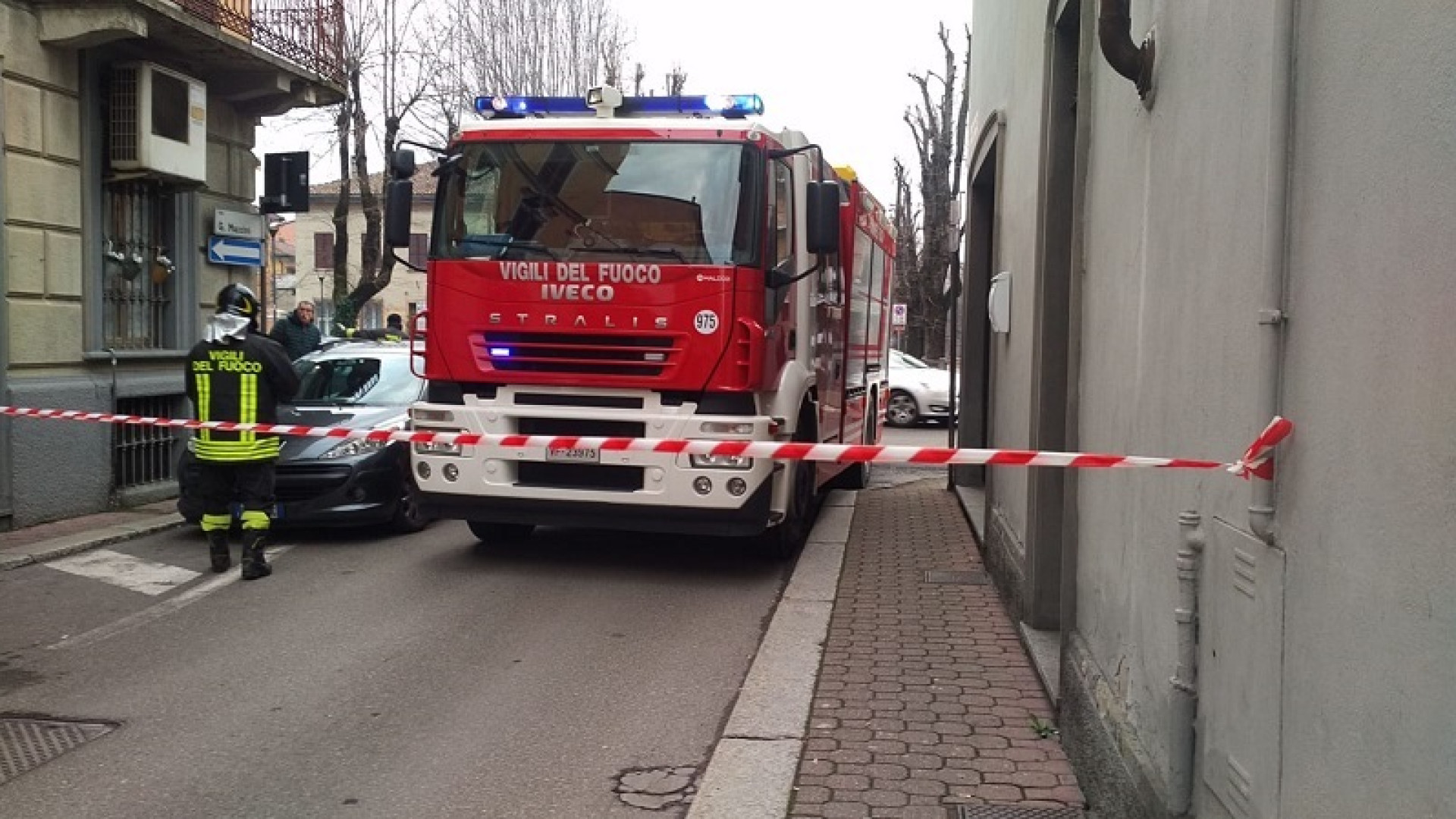 Fuga di gas e negozio saturo: potenziale "bomba" disinnescata dall'intervento dei vigili del fuoco