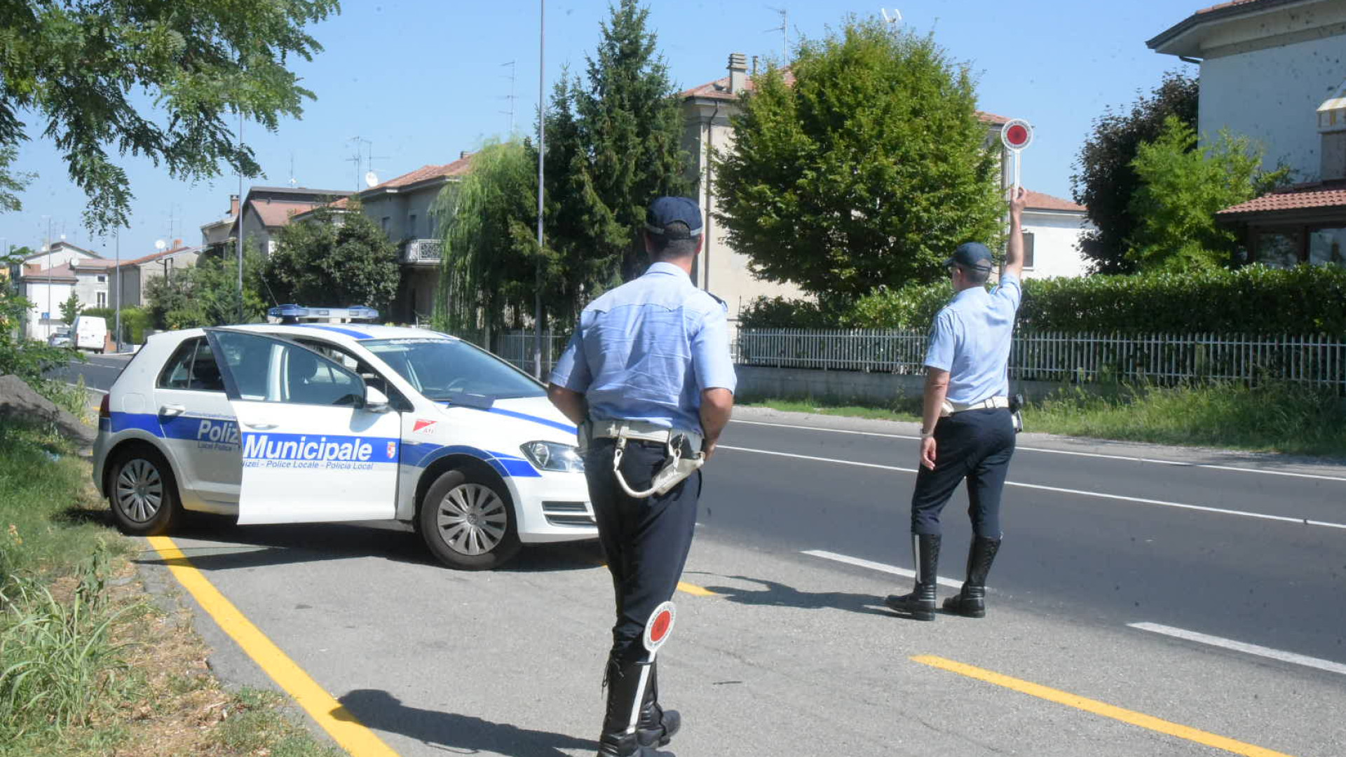 Revisioni scadute, carico oltre i limiti, assicurazioni mancanti: 69 sanzioni