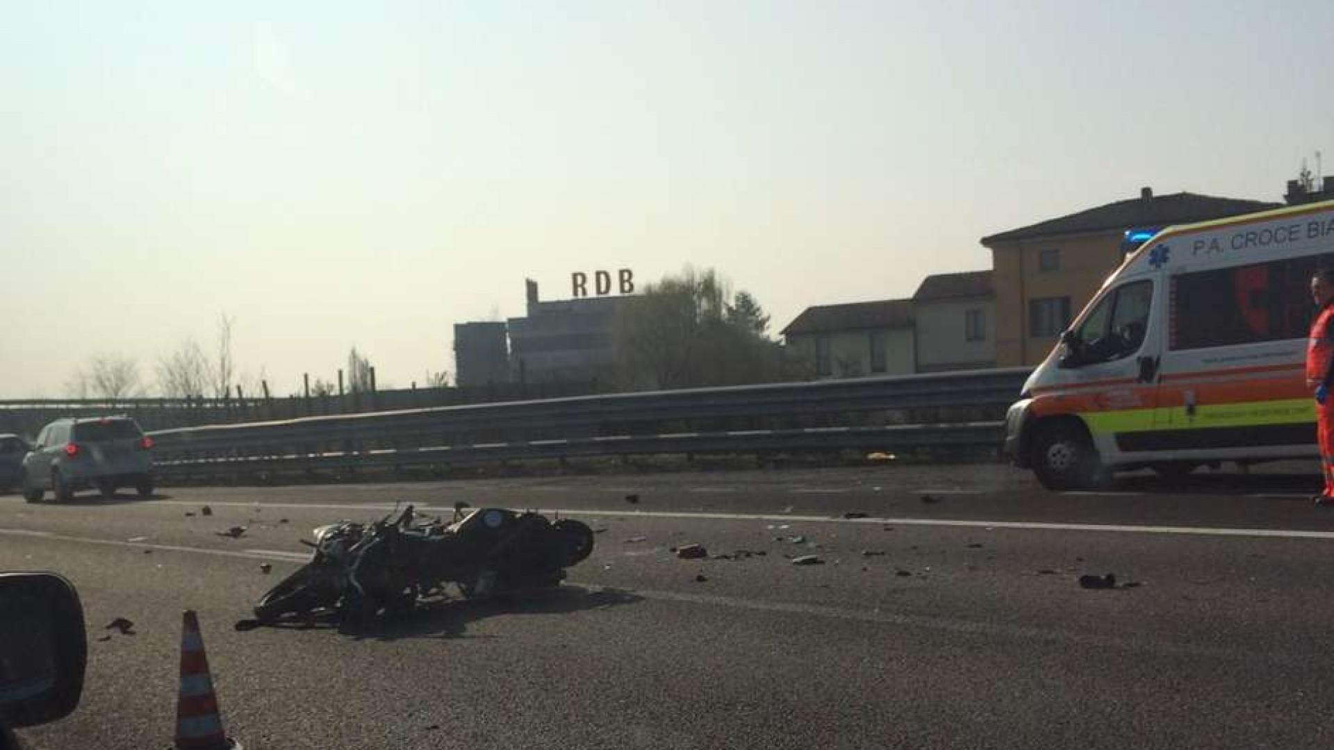 Incidente in A1 a Pontenure, motociclista ferito. Traffico rallentato