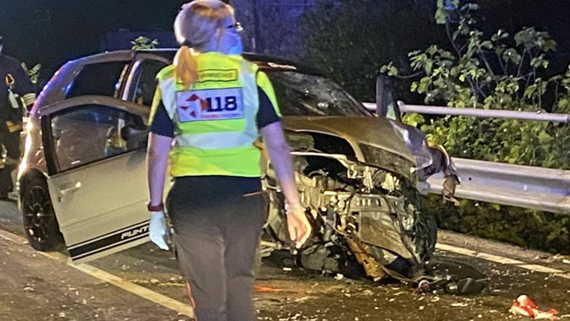 Sbandata sulla 45 e schianto contro il guardrail: tre feriti, due sono gravi