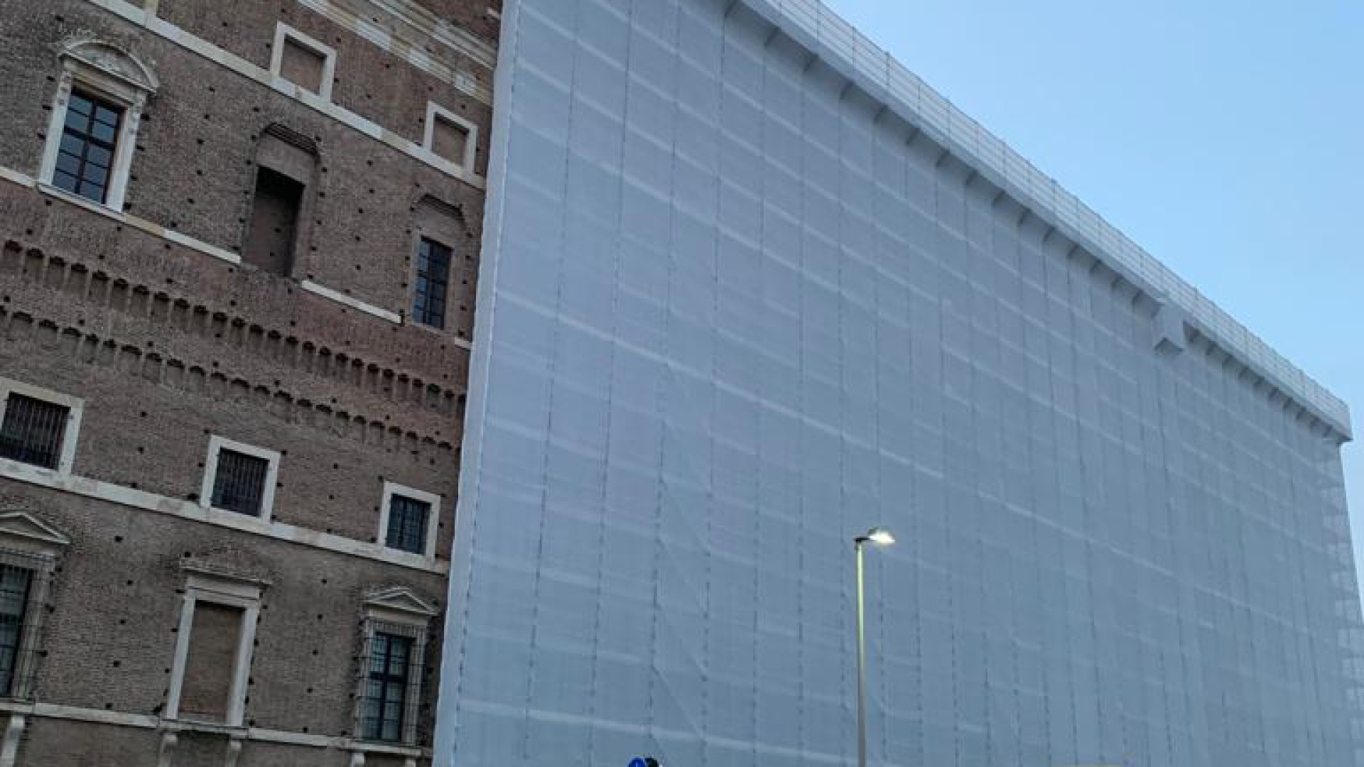 Palazzo Farnese "impacchettato" per lavori: sospesa l'illuminazione