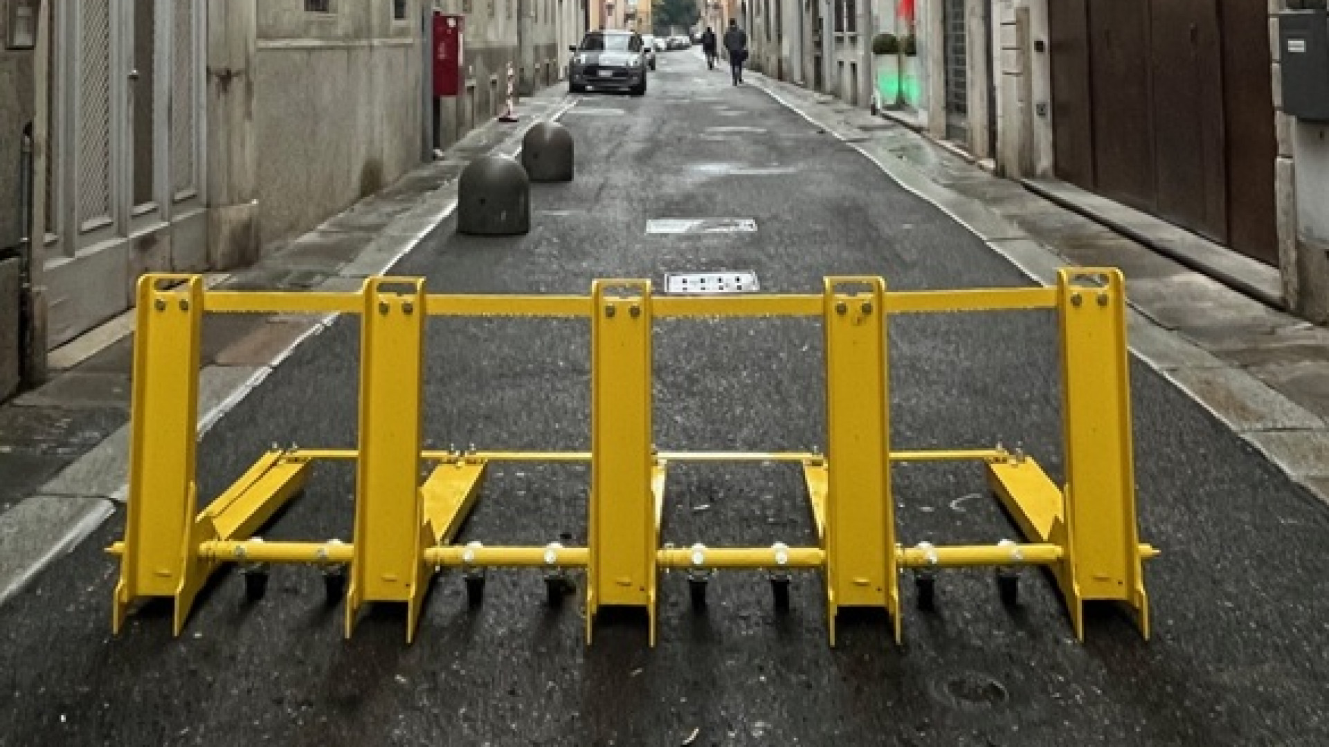 Via Nova, la barriera che blocca la strada. I residenti: "Così è sempre sporca"