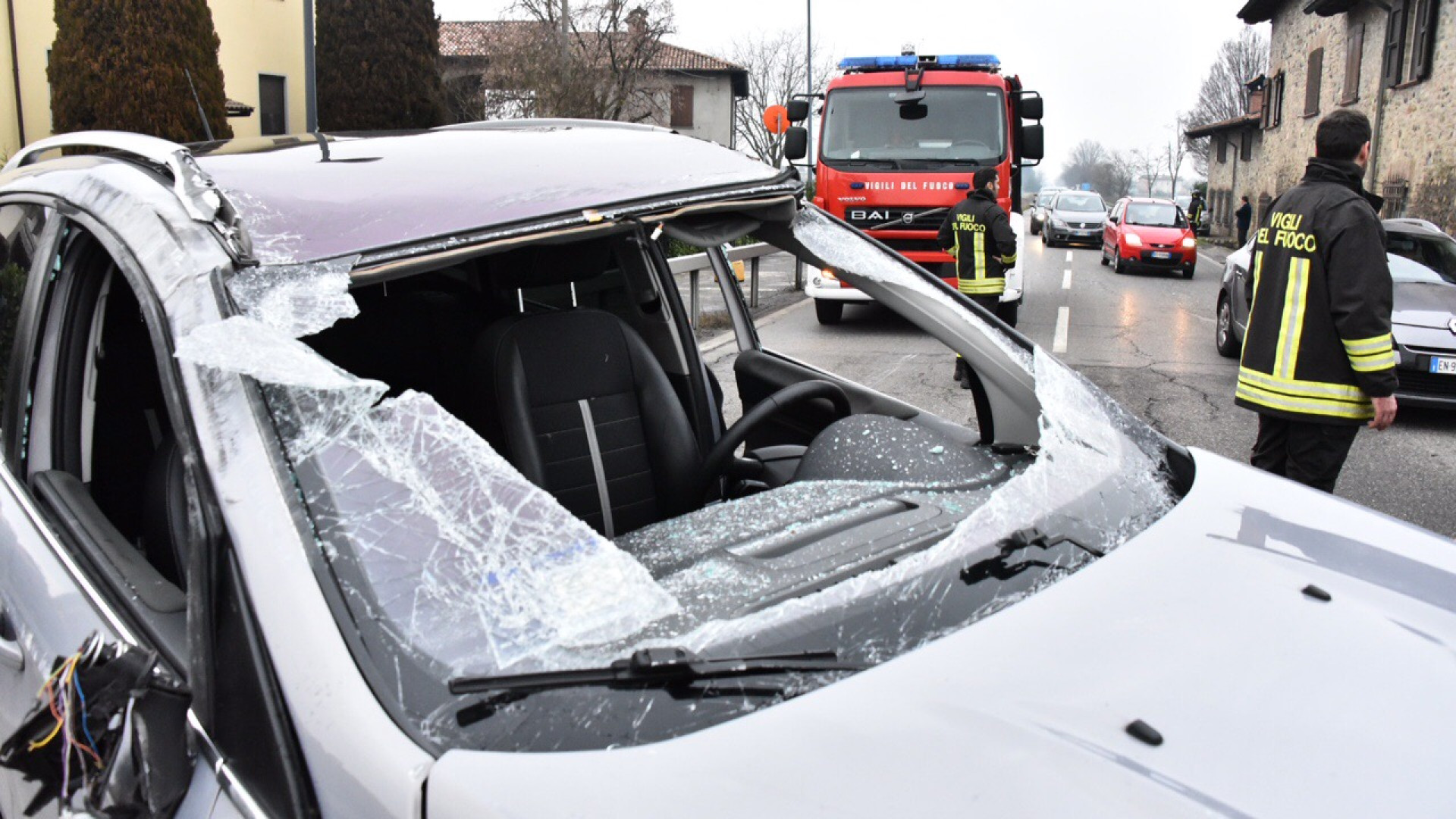 Strada Agazzana: perde il controllo del suv e si ribalta
