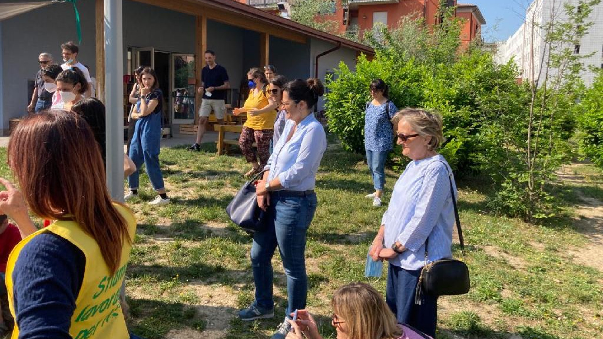 Asilo di via Sbolli, bambini e famiglie ripuliscono il giardino pubblico