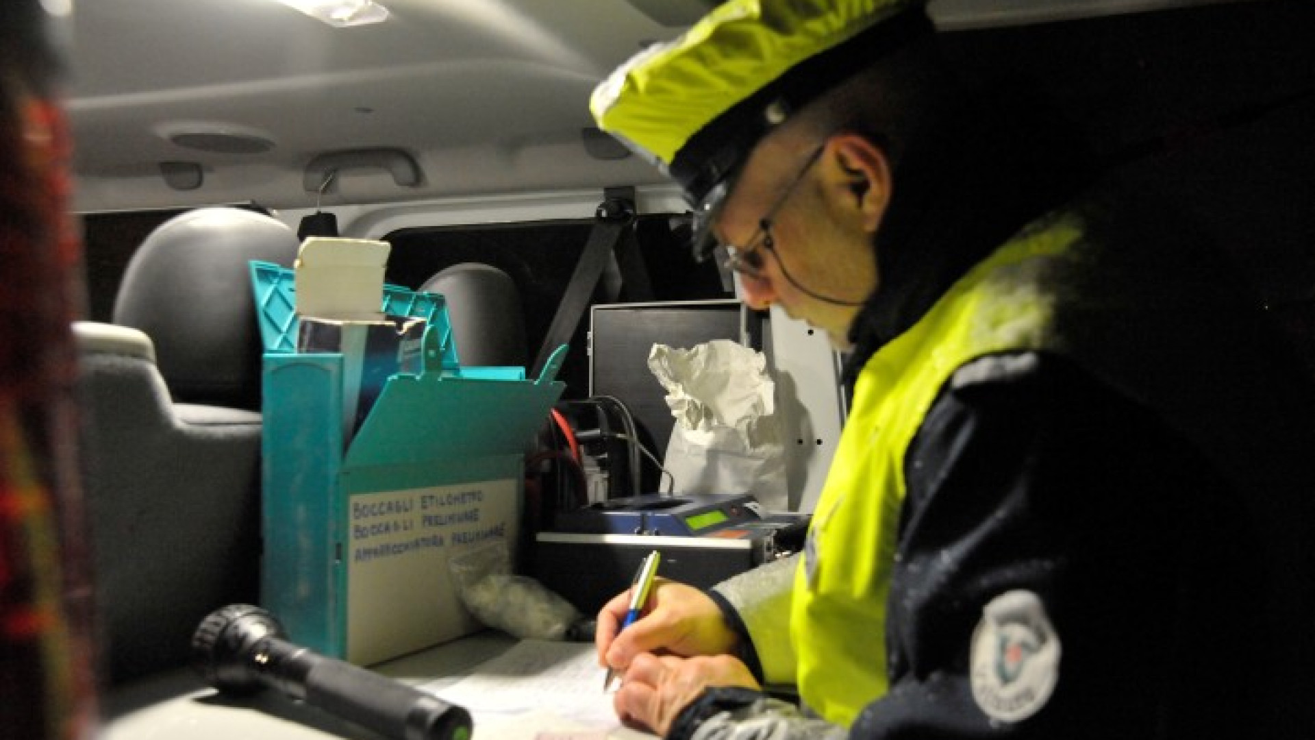 Tenta di sfuggire alla Municipale dopo aver centrato due auto in via Campi