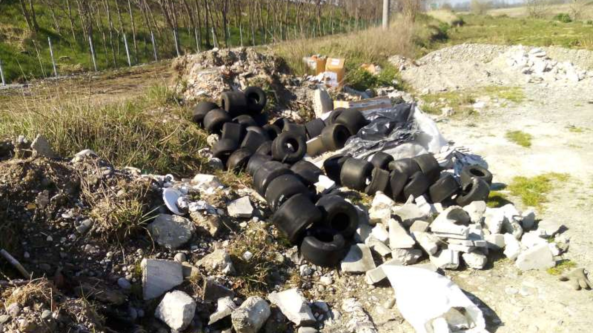 Ennesima discarica sotto il ponte del Trebbia: "Presto servizi di sorveglianza"