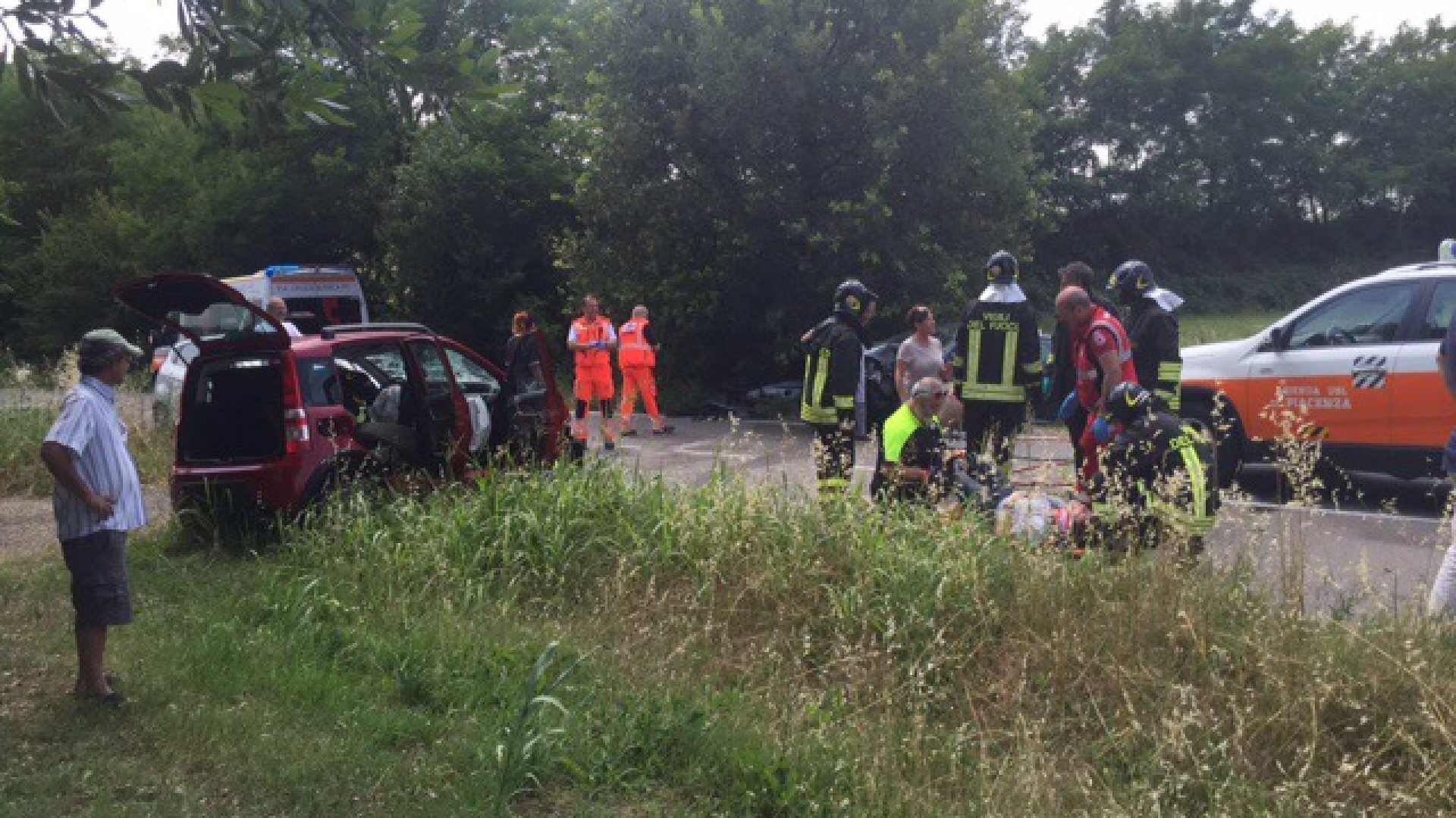 Frontale sulla strada Cementirossi: tre feriti estratti dalle lamiere