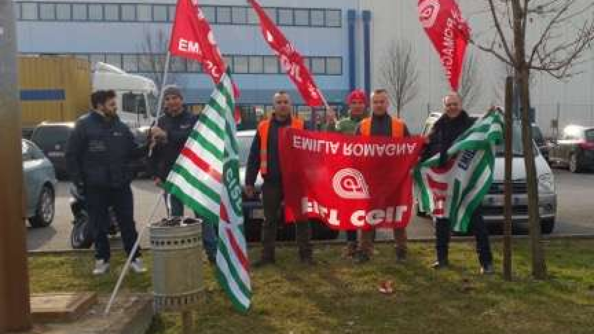 Monticelli, facchini in protesta: "Con il cambio appalto lavoro a rischio"