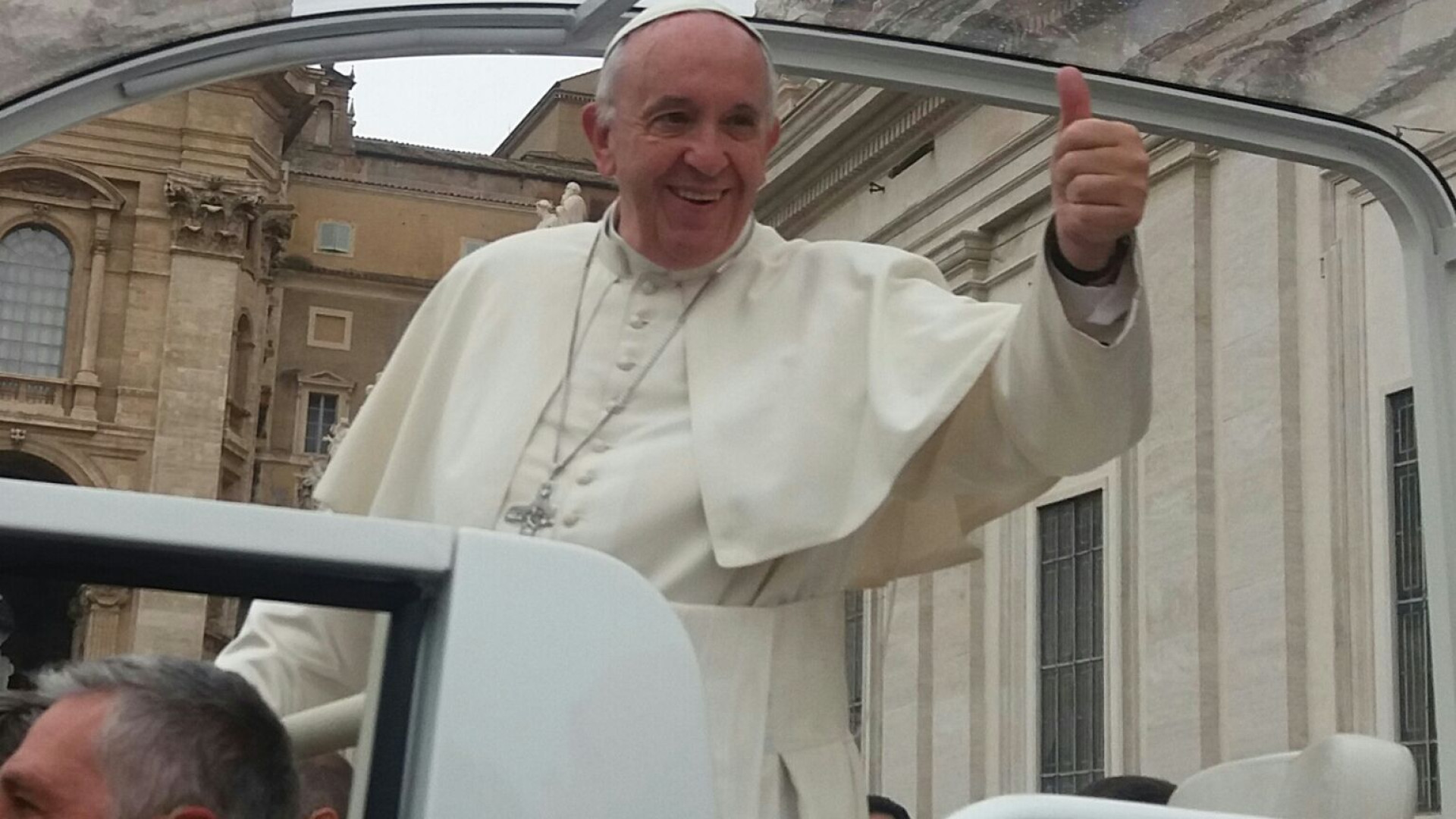 Papa Francesco saluta gli alpini piacentini con il pollice in su