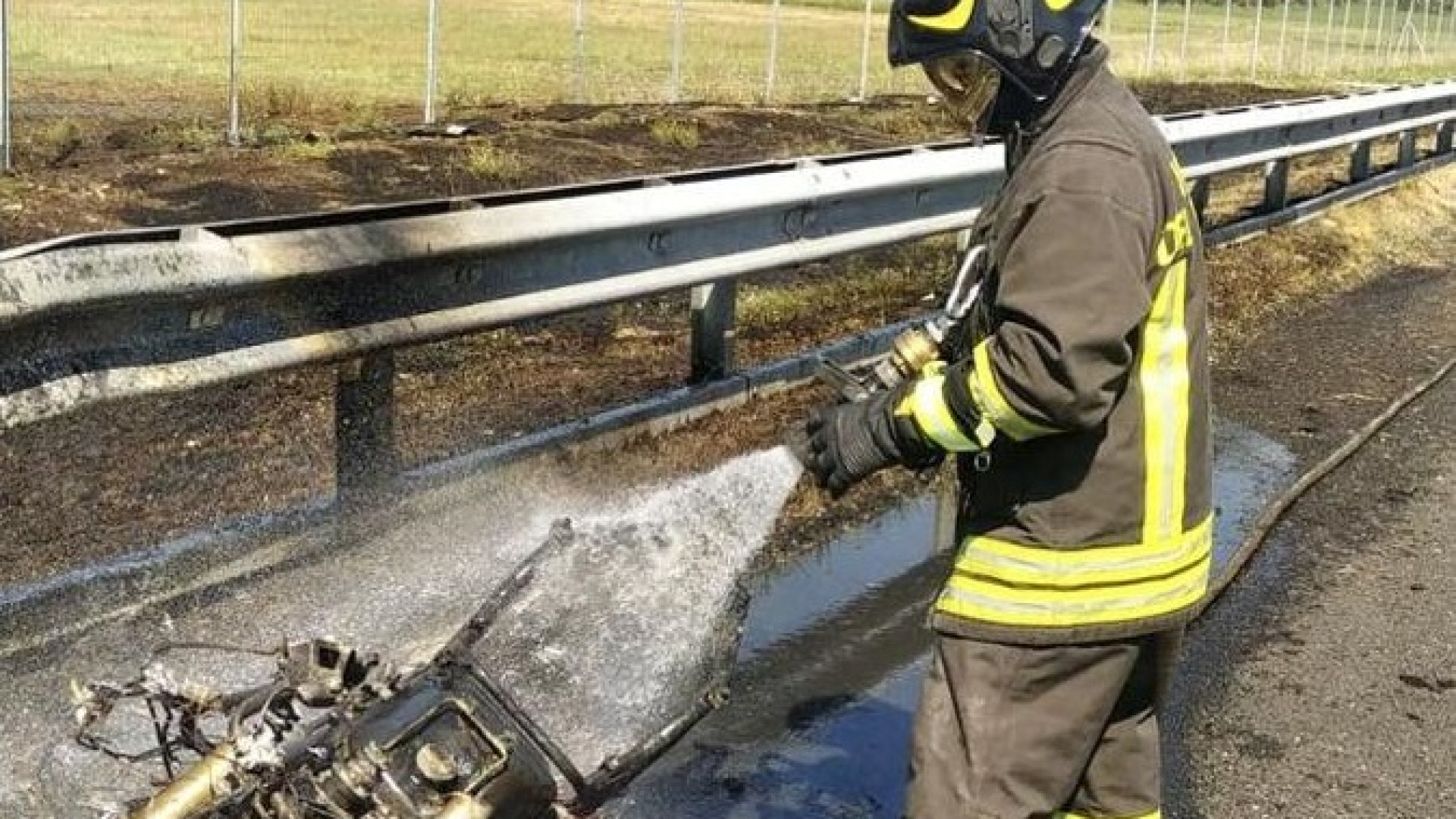 Autostrada A1, moto prende fuoco: conducente accosta e si mette in salvo