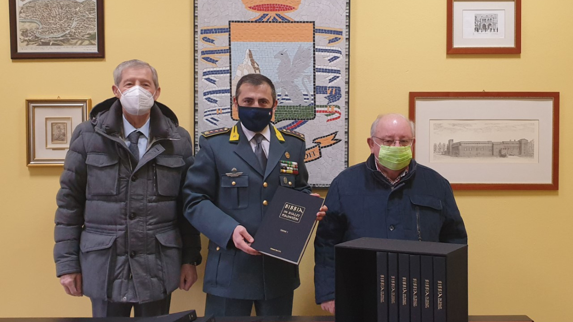 La Bibbia tradotta in dialetto piacentino donata alla guardia di finanza