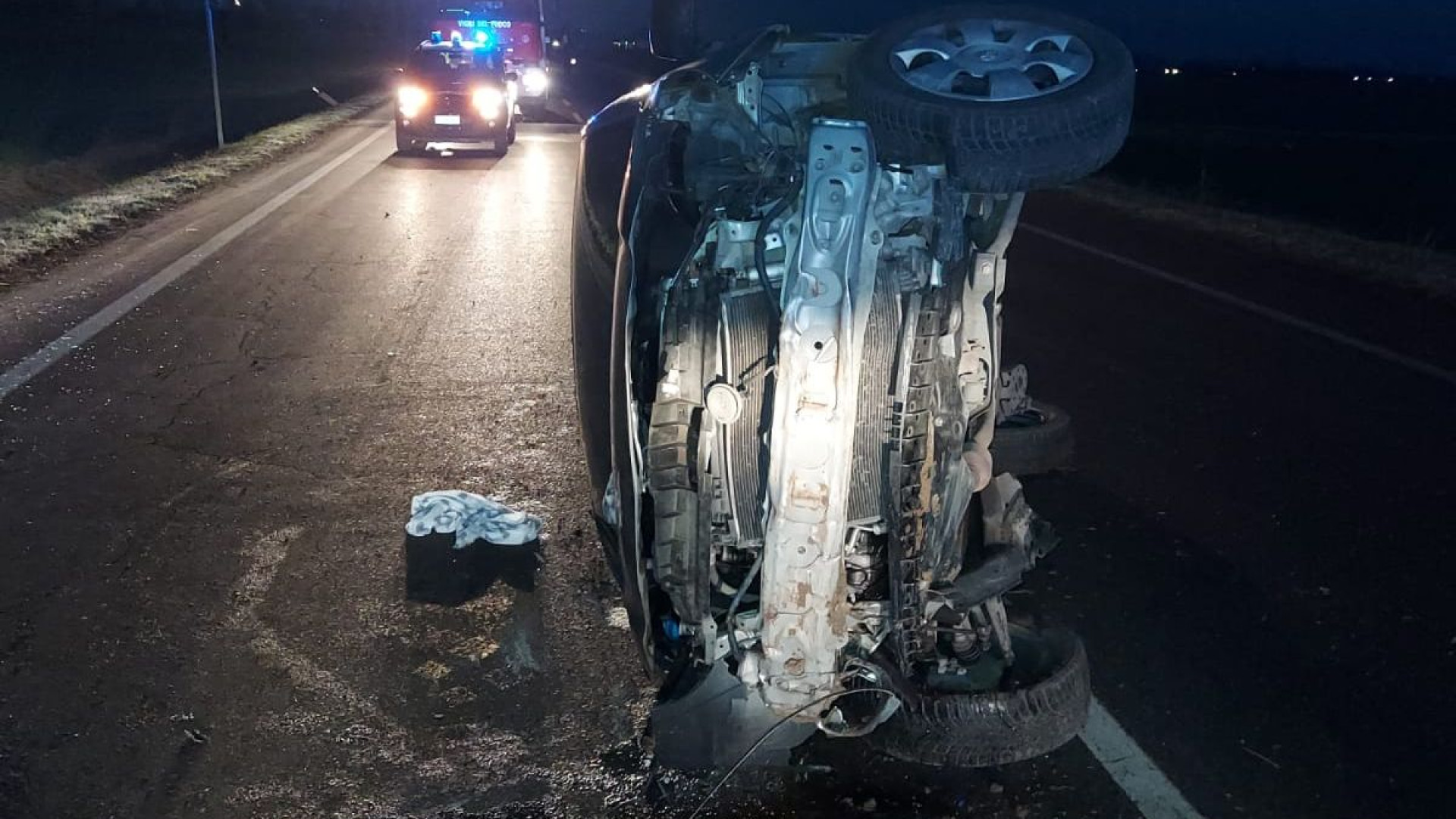 Auto finisce nel fossato e rimbalza sulla strada, donna ferita a Cattagnina