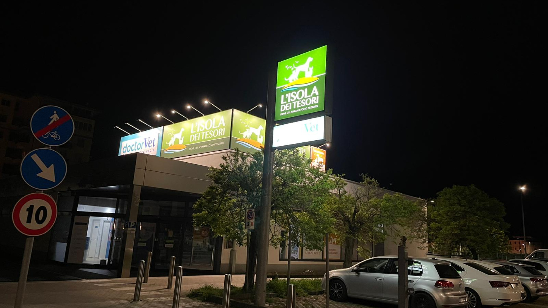 Armato di coltello rapina l’Isola dei tesori: bottino di mille euro