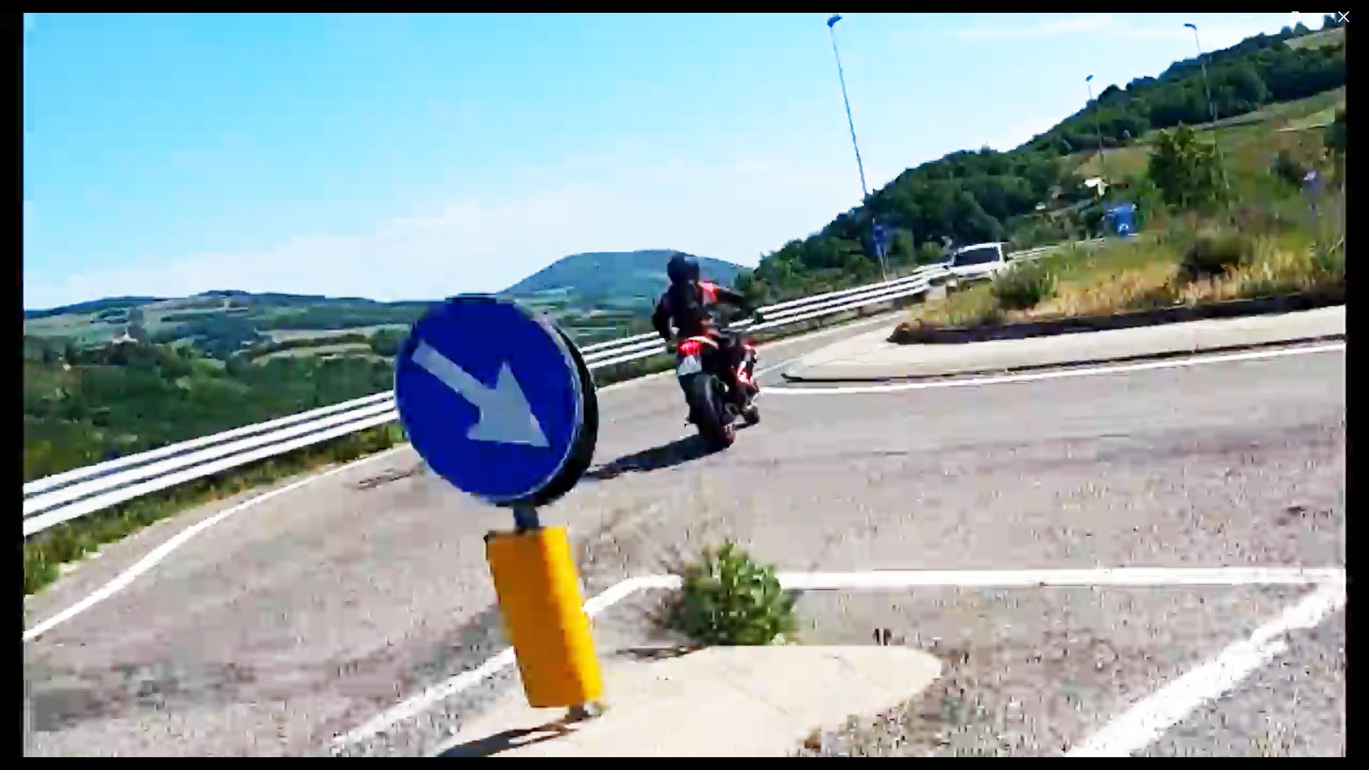 La rotonda di Cernusca presa contromano, le corse sulla "45" e i video show sui social