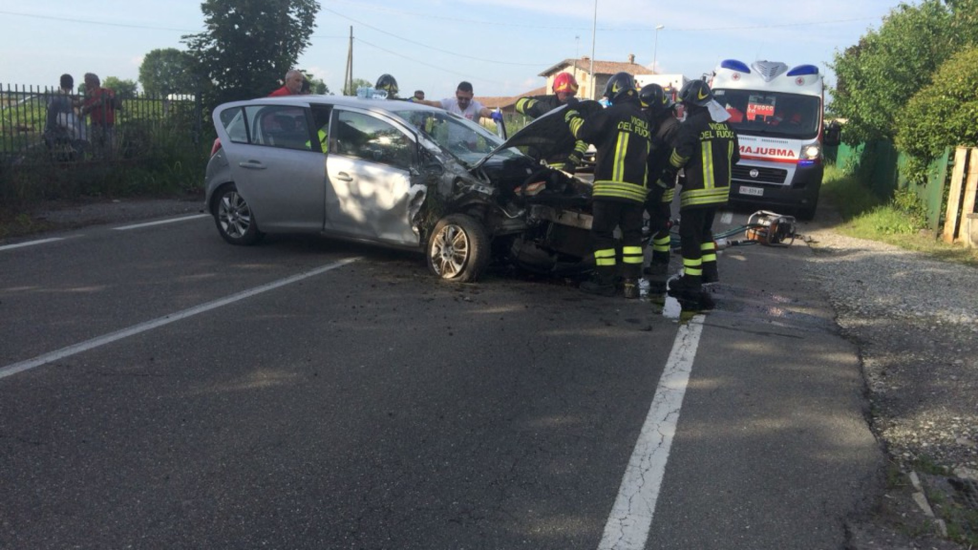 Gragnanino, auto sbanda e si ribalta. Seriamente ferito l'uomo alla guida