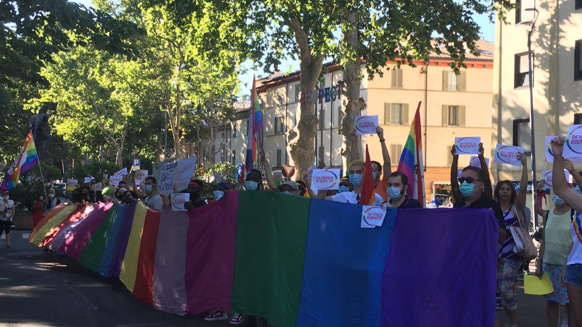 Quindicenne aggredito da quattro ragazzi durante la manifestazione contro l'omotransfobia