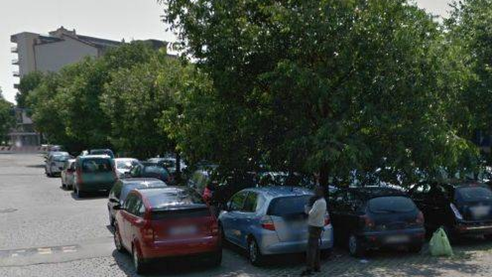 Litiga con un parcheggiatore abusivo, quando torna l'auto è danneggiata