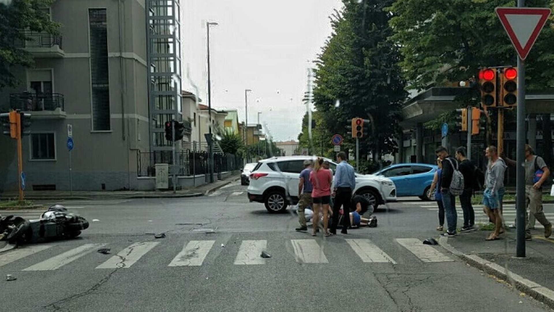 Auto e moto si scontrano in via Pietro Cella: un uomo rimane ferito in modo serio