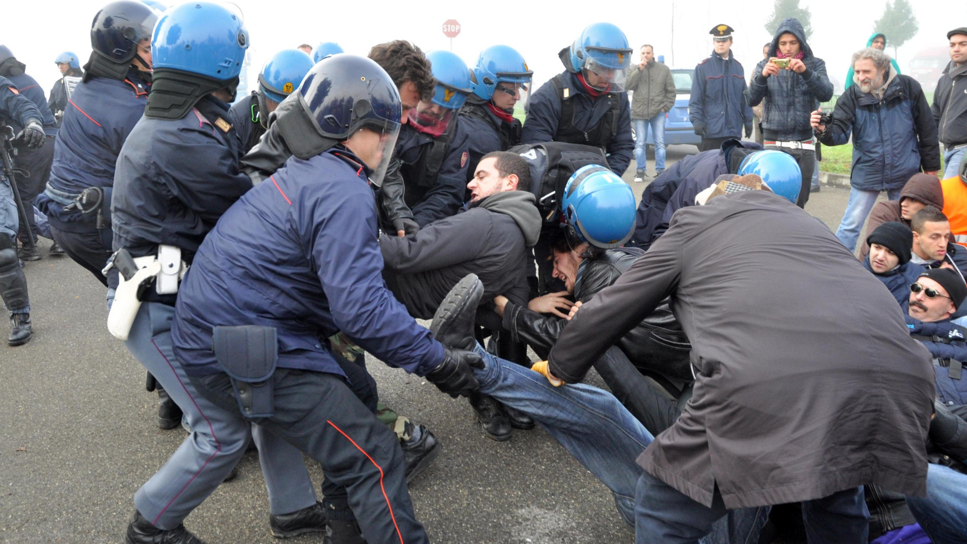 Ikea, la protesta piacentina arriva a Bologna: tafferugli e feriti